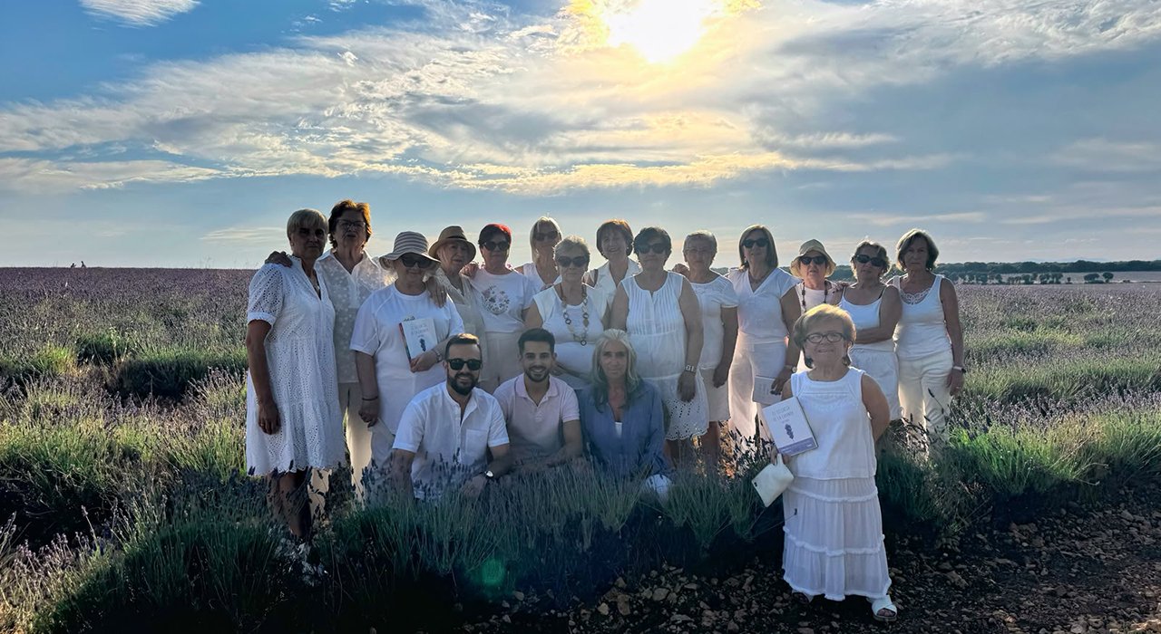 Los campos de lavanda de Brihuega darán el salto al cine con la adaptación de la novela de Tony Muñoz 2 Los campos de lavanda de Villaviciosa han sido el escenario elegido para la presentación de la novela 'El Silencio de la Lavanda', del escritor Tony Muñoz. Durante el acto, enmarcado en la programación cultural de la Floración de la Lavanda 2026 en la tarde de ayer, el autor anunció en exclusiva que la obra será adaptada a la gran pantalla. La producción cinematográfica estará a cargo de Telespan 2000 y Vértice Cine, bajo la dirección internacional de José Luis Povedano, mientras que el propio Muñoz se encargará de escribir el guion. La obra, que resultó finalista del Premio Literatura Diversa el año pasado, utiliza el paisaje de Brihuega como un elemento central para narrar una historia de amor, identidad y autodescubrimiento. A través de la relación de dos adolescentes, el texto reivindica el medio rural como un espacio de crecimiento personal y diversidad. Durante la jornada se celebró un coloquio entre el autor y el periodista Daniel Valero, donde explicaron el proceso creativo y la fuerte vinculación de la historia con este municipio alcarreño. El encuentro reunió a numerosos vecinos, visitantes y representantes institucionales, contando con la asistencia de los concejales Marcos Pacheco y Susana Rodríguez. También destacó la participación activa de la bibliotecaria Paloma Raso y los miembros del Club de Lectura de la Biblioteca Municipal Manu Leguineche. Desde el Ayuntamiento han valorado esta futura película como una oportunidad clave para proyectar los paisajes de la localidad a nuevos públicos y consolidar al municipio como un referente cultural. De la agricultura al plató audiovisual La evolución de la floración en Brihuega demuestra cómo el patrimonio natural de Guadalajara ha trascendido progresivamente su valor agrícola original. Al revisar el archivo histórico de Liberal de Castilla sobre el desarrollo de estas festividades, se observa que los campos morados comenzaron captando la atención mediática principalmente a través de sus conciertos de verano al aire libre. Con el paso de los años, la programación municipal ha ido diversificando su oferta para incorporar certámenes artísticos, rutas patrimoniales y encuentros literarios que aportan un mayor peso cultural a la cita estival. La confirmación de que 'El Silencio de la Lavanda' se convertirá en un largometraje marca un nuevo hito en esta trayectoria de expansión. El municipio de Brihuega da un paso más allá de su condición de atractivo turístico estacional para consolidarse como un auténtico motor de creación narrativa y cinematográfica. Este salto al cine permitirá que la esencia, el paisaje y la apertura a la diversidad de la comarca trasciendan las breves semanas que dura la floración, garantizando una proyección continua de la provincia en el panorama cultural nacional.