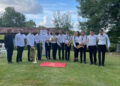 La agrupación musical conquense Rural Band viajará a Viena del 9 al 12 de julio para participar en un encuentro internacional de agrupaciones de distintos países. Bajo la dirección de Pablo Martínez Valiente, la formación actuará en la jornada inaugural del festival y formará parte de la competición oficial del certamen frente a conjuntos de todo el mundo. Este proyecto permite a la formación llevar el nombre de la ciudad a varios de los recintos históricos e institucionales más importantes de la capital austríaca. Para hacer frente a los gastos de desplazamiento y logística, la iniciativa cultural ha contado con el respaldo de Globalcaja. La expedición que asume este compromiso está compuesta por catorce integrantes locales que cubren las distintas secciones instrumentales: Pablo Martínez asume la dirección del proyecto Diego Bueno y Víctor Cañas se encargan de las flautas Isabel Alcázar y Marta Olona interpretan los clarinetes Sergio Bascuñana está al frente del fagot Nazaret Conejero y Álvaro Sáiz tocan los saxofones Javier Daza y Pedro Álvarez forman la sección de trompetas Ángel Rodríguez se encarga del trombón Jure Mocivnik interpreta la tuba Hugo López y Carlos Marín dirigen la percusión Calendario de actuaciones en Austria Durante su estancia en la ciudad, la banda conquense deberá afrontar un programa de alta exigencia artística dividido en cuatro escenarios emblemáticos: 9 de julio: Apertura del festival en el Hofburg Palace 10 de julio: Concierto en el Schönbrunn Palace Theatre 11 de julio: Actuación en la House of Strauss y participación en la competición oficial 12 de julio: Concierto de clausura en la reconocida Sala Dorada del Musikverein Hemeroteca y evolución internacional Tal y como refleja el archivo histórico de Liberal de Castilla, la llegada de la Rural Band a espacios como la Sala Dorada del Musikverein no es producto del azar, sino el resultado de una estrategia de internacionalización mantenida durante los últimos años. El proyecto de Pablo Martínez Valiente ha evolucionado paso a paso hasta afianzarse en el circuito europeo de agrupaciones jóvenes. El primer gran salto continental quedó registrado cuando representaron a España en el festival Eurochestries de Francia durante las ediciones de 2022 y 2024. Esta madurez escénica se tradujo en galardones concretos, destacando el Primer Premio en el International Youth Music Festival de Bratislava conseguido en el año 2023. Más recientemente, en 2025, la formación sumó a su currículo el paso por el Kostoski Festival de Ohrid, en Macedonia del Norte. Todo este recorrido consolida a la banda no solo como un activo cultural de Cuenca, sino como un proyecto de ambición artística que continúa ampliando sus fronteras.