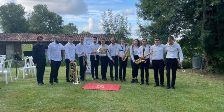Los catorce músicos de la Rural Band de Cuenca que actuarán en la Sala Dorada de Viena 1 La agrupación musical conquense Rural Band viajará a Viena del 9 al 12 de julio para participar en un encuentro internacional de agrupaciones de distintos países. Bajo la dirección de Pablo Martínez Valiente, la formación actuará en la jornada inaugural del festival y formará parte de la competición oficial del certamen frente a conjuntos de todo el mundo. Este proyecto permite a la formación llevar el nombre de la ciudad a varios de los recintos históricos e institucionales más importantes de la capital austríaca. Para hacer frente a los gastos de desplazamiento y logística, la iniciativa cultural ha contado con el respaldo de Globalcaja. La expedición que asume este compromiso está compuesta por catorce integrantes locales que cubren las distintas secciones instrumentales: Pablo Martínez asume la dirección del proyecto Diego Bueno y Víctor Cañas se encargan de las flautas Isabel Alcázar y Marta Olona interpretan los clarinetes Sergio Bascuñana está al frente del fagot Nazaret Conejero y Álvaro Sáiz tocan los saxofones Javier Daza y Pedro Álvarez forman la sección de trompetas Ángel Rodríguez se encarga del trombón Jure Mocivnik interpreta la tuba Hugo López y Carlos Marín dirigen la percusión Calendario de actuaciones en Austria Durante su estancia en la ciudad, la banda conquense deberá afrontar un programa de alta exigencia artística dividido en cuatro escenarios emblemáticos: 9 de julio: Apertura del festival en el Hofburg Palace 10 de julio: Concierto en el Schönbrunn Palace Theatre 11 de julio: Actuación en la House of Strauss y participación en la competición oficial 12 de julio: Concierto de clausura en la reconocida Sala Dorada del Musikverein Hemeroteca y evolución internacional Tal y como refleja el archivo histórico de Liberal de Castilla, la llegada de la Rural Band a espacios como la Sala Dorada del Musikverein no es producto del azar, sino el resultado de una estrategia de internacionalización mantenida durante los últimos años. El proyecto de Pablo Martínez Valiente ha evolucionado paso a paso hasta afianzarse en el circuito europeo de agrupaciones jóvenes. El primer gran salto continental quedó registrado cuando representaron a España en el festival Eurochestries de Francia durante las ediciones de 2022 y 2024. Esta madurez escénica se tradujo en galardones concretos, destacando el Primer Premio en el International Youth Music Festival de Bratislava conseguido en el año 2023. Más recientemente, en 2025, la formación sumó a su currículo el paso por el Kostoski Festival de Ohrid, en Macedonia del Norte. Todo este recorrido consolida a la banda no solo como un activo cultural de Cuenca, sino como un proyecto de ambición artística que continúa ampliando sus fronteras.