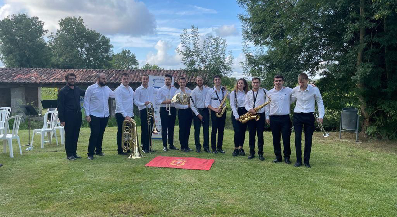 Los catorce músicos de la Rural Band de Cuenca que actuarán en la Sala Dorada de Viena 2 La agrupación musical conquense Rural Band viajará a Viena del 9 al 12 de julio para participar en un encuentro internacional de agrupaciones de distintos países. Bajo la dirección de Pablo Martínez Valiente, la formación actuará en la jornada inaugural del festival y formará parte de la competición oficial del certamen frente a conjuntos de todo el mundo.Este proyecto permite a la formación llevar el nombre de la ciudad a varios de los recintos históricos e institucionales más importantes de la capital austríaca. Para hacer frente a los gastos de desplazamiento y logística, la iniciativa cultural ha contado con el respaldo de Globalcaja.La expedición que asume este compromiso está compuesta por catorce integrantes locales que cubren las distintas secciones instrumentales:Pablo Martínez asume la dirección del proyectoDiego Bueno y Víctor Cañas se encargan de las flautasIsabel Alcázar y Marta Olona interpretan los clarinetesSergio Bascuñana está al frente del fagotNazaret Conejero y Álvaro Sáiz tocan los saxofonesJavier Daza y Pedro Álvarez forman la sección de trompetasÁngel Rodríguez se encarga del trombónJure Mocivnik interpreta la tubaHugo López y Carlos Marín dirigen la percusiónCalendario de actuaciones en Austria
Durante su estancia en la ciudad, la banda conquense deberá afrontar un programa de alta exigencia artística dividido en cuatro escenarios emblemáticos:9 de julio: Apertura del festival en el Hofburg Palace10 de julio: Concierto en el Schönbrunn Palace Theatre11 de julio: Actuación en la House of Strauss y participación en la competición oficial12 de julio: Concierto de clausura en la reconocida Sala Dorada del MusikvereinHemeroteca y evolución internacional
Tal y como refleja el archivo histórico de Liberal de Castilla, la llegada de la Rural Band a espacios como la Sala Dorada del Musikverein no es producto del azar, sino el resultado de una estrategia de internacionalización mantenida durante los últimos años. El proyecto de Pablo Martínez Valiente ha evolucionado paso a paso hasta afianzarse en el circuito europeo de agrupaciones jóvenes.El primer gran salto continental quedó registrado cuando representaron a España en el festival Eurochestries de Francia durante las ediciones de 2022 y 2024. Esta madurez escénica se tradujo en galardones concretos, destacando el Primer Premio en el International Youth Music Festival de Bratislava conseguido en el año 2023. Más recientemente, en 2025, la formación sumó a su currículo el paso por el Kostoski Festival de Ohrid, en Macedonia del Norte. Todo este recorrido consolida a la banda no solo como un activo cultural de Cuenca, sino como un proyecto de ambición artística que continúa ampliando sus fronteras.