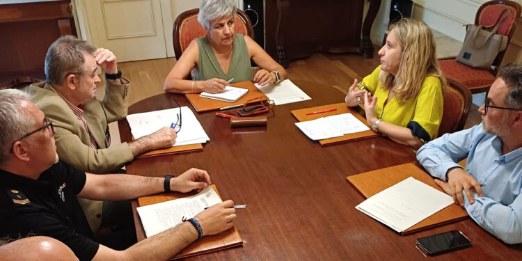 Los delitos relacionados con población extranjera caen en Cuenca tras las inspecciones conjuntas de Trabajo y Seguridad 1 La subdelegada del Gobierno de España en la provincia de Cuenca, M.ª Luz Fernández, ha presidido la reunión periódica del Grupo de Trabajo Provincial. El objetivo de esta comisión es coordinar las actuaciones de la Inspección de Trabajo y las Fuerzas y Cuerpos de Seguridad del Estado. En el encuentro se han tratado los asuntos habituales relativos a las infracciones en el área de extranjería y las inspecciones llevadas a cabo por la Inspección de Trabajo, Policía Nacional y Guardia Civil en actuaciones tanto individuales como conjuntas a lo largo de los últimos meses. Una de las cuestiones más destacadas ha sido la caída de los delitos en la provincia relacionados con extranjeros, que experimentan un descenso con respecto al pasado año 2025. La subdelegada ha valorado positivamente este dato, ya que “arroja un resultado satisfactorio en cuanto al trabajo que se viene realizando desde este grupo de trabajo, pues la comunicación entre sus diferentes miembros es fundamental a la hora de coordinar intervenciones”. Asimismo, M.ª Luz Fernández ha querido resaltar la implicación de los integrantes informando puntualmente de la labor llevada a cabo en sus respectivos campos, a la que califica de “acertada y profesional”. A la reunión, además de la subdelegada, han asistido el abogado del Estado en Cuenca, la jefa de la Inspección de Trabajo, el jefe de la Dependencia Provincial del Área de Trabajo e Inmigración y responsables de la Policía Nacional y de la Guardia Civil.