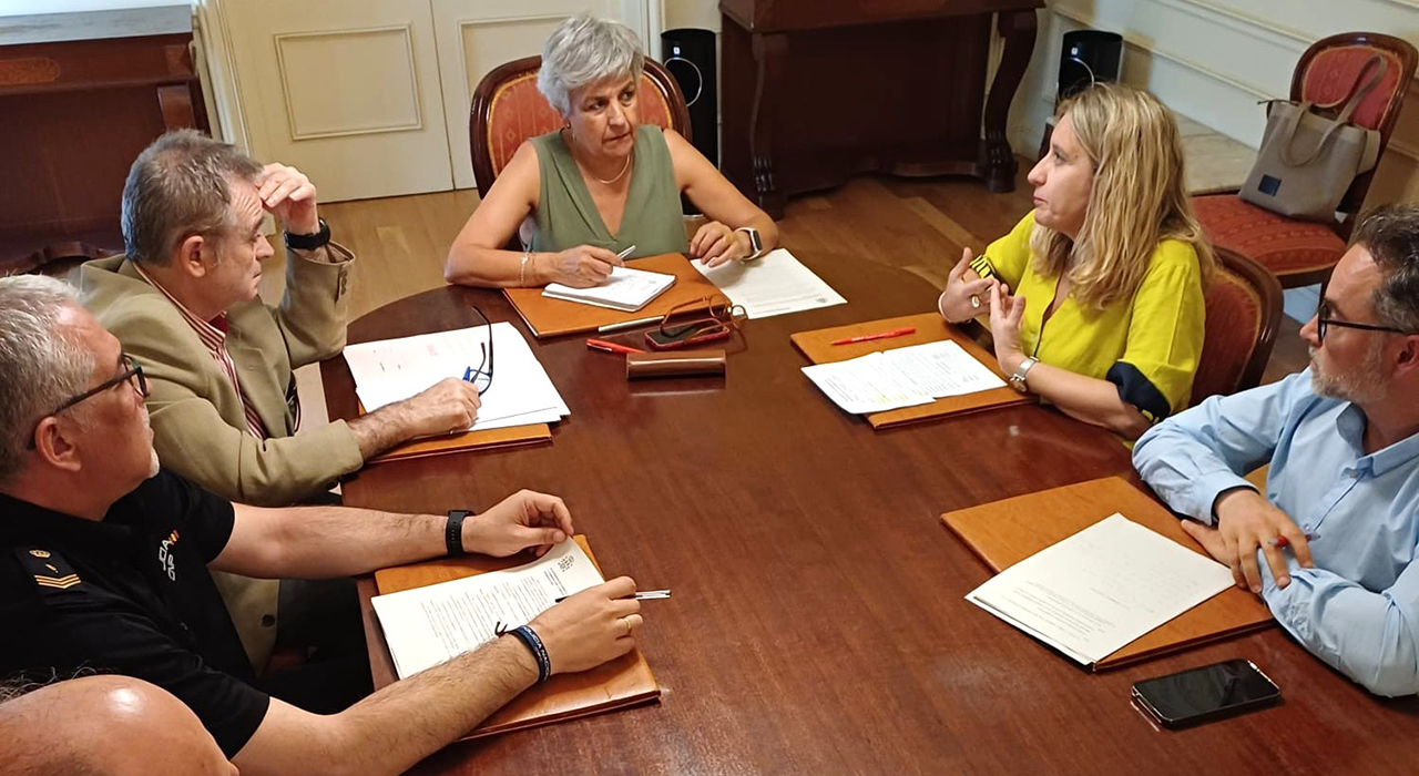 Los delitos relacionados con población extranjera caen en Cuenca tras las inspecciones conjuntas de Trabajo y Seguridad 2 La subdelegada del Gobierno de España en la provincia de Cuenca, M.ª Luz Fernández, ha presidido la reunión periódica del Grupo de Trabajo Provincial. El objetivo de esta comisión es coordinar las actuaciones de la Inspección de Trabajo y las Fuerzas y Cuerpos de Seguridad del Estado.
En el encuentro se han tratado los asuntos habituales relativos a las infracciones en el área de extranjería y las inspecciones llevadas a cabo por la Inspección de Trabajo, Policía Nacional y Guardia Civil en actuaciones tanto individuales como conjuntas a lo largo de los últimos meses.
Una de las cuestiones más destacadas ha sido la caída de los delitos en la provincia relacionados con extranjeros, que experimentan un descenso con respecto al pasado año 2025. La subdelegada ha valorado positivamente este dato, ya que “arroja un resultado satisfactorio en cuanto al trabajo que se viene realizando desde este grupo de trabajo, pues la comunicación entre sus diferentes miembros es fundamental a la hora de coordinar intervenciones”. Asimismo, M.ª Luz Fernández ha querido resaltar la implicación de los integrantes informando puntualmente de la labor llevada a cabo en sus respectivos campos, a la que califica de “acertada y profesional”.A la reunión, además de la subdelegada, han asistido el abogado del Estado en Cuenca, la jefa de la Inspección de Trabajo, el jefe de la Dependencia Provincial del Área de Trabajo e Inmigración y responsables de la Policía Nacional y de la Guardia Civil.