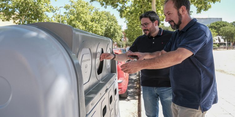 Miguel Óscar Aparicio: “El Punto Limpio de Proximidad facilita y acerca a la ciudadanía el reciclaje de residuos urbanos especiales” Miguel Óscar Aparicio: “El Punto Limpio de Proximidad facilita y acerca a la ciudadanía el reciclaje de residuos urbanos especiales”