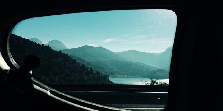Organizar una escapada a la montaña es una opción habitual para desconectar 1 Sin embargo, mientras nosotros disfrutamos del paisaje, nuestro coche se enfrenta a un reto físico importante. Si alguna vez has notado que el coche se siente más pesado en las subidas, le cuesta acelerar o responde con menos agilidad, no es una percepción tuya: la altitud afecta directamente al rendimiento del motor. Comprender qué le ocurre mecánicamente al coche en estas situaciones no solo nos ayuda a conducir mejor, sino también a prevenir averías y a viajar con mayor seguridad. La falta de oxígeno: el enemigo invisible Los motores de combustión, ya sean de gasolina o diésel, necesitan dos elementos básicos para funcionar: carburante y aire. La mezcla de ambos dentro de los cilindros genera la explosión o combustión que mueve el vehículo. El problema surge porque, a medida que ascendemos y ganamos altitud, la presión atmosférica disminuye y el aire se vuelve menos denso. Esto significa que en cada metro cúbico de aire hay menos moléculas de oxígeno. Al entrar menos oxígeno en el motor, la combustión se vuelve menos eficiente. Como regla general, un motor atmosférico (los que no tienen turbo) puede perder aproximadamente un 10% de su potencia por cada 1.000 metros de altura que subamos. ¿Cómo reaccionan los coches modernos? Afortunadamente, los coches actuales cuentan con sistemas electrónicos de inyección y sensores que detectan la densidad del aire. Al notar que hay menos oxígeno, la centralita reduce automáticamente la cantidad de combustible que inyecta para mantener la proporción correcta. Esto evita que el motor se ahogue, pero el resultado inevitable es una pérdida de potencia máxima. En el caso de los motores turboalimentados, este efecto se nota mucho menos. El turbo compite contra la falta de densidad insuflando aire a presión en el motor, lo que compensa en gran medida la altitud, aunque el componente sufrirá un mayor esfuerzo para lograrlo. Consejos prácticos para conducir en las alturas Para que el viaje sea seguro y el coche no sufra en exceso, conviene adaptar nuestros hábitos de conducción en zonas altas: Usa marchas más cortas: Si notas que el coche pierde fuerza en las subidas, no pises el acelerador a fondo en una marcha larga. Es mejor reducir a una marcha inferior para llevar el motor más revolucionado, en su zona óptima de par. Vigila la temperatura: El esfuerzo del motor sumado a que el aire exterior es menos denso (y refrigera peor el radiador) puede elevar la temperatura del bloque. No pierdas de vista el indicador del cuadro de mandos. Anticipa las maniobras: Al contar con menos capacidad de aceleración, los adelantamientos requerirán más espacio y tiempo del habitual. La prevención antes de salir de viaje El esfuerzo extra al que se somete el coche en la montaña hace que sea vital viajar con la tranquilidad de estar respaldados ante cualquier imprevisto técnico. Antes de emprender la marcha, revisar los niveles de líquidos y la presión de los neumáticos es esencial. Del mismo modo, contar con buen servicio de asistencia en carretera garantizará que un percance en un puerto de montaña no arruine las vacaciones. Si buscas una protección básica adaptada a las necesidades del conductor pero eficaz para tus trayectos cotidianos y escapadas, una alternativa inteligente es optar por un buen seguro de coche a terceros. Hoy en día, la posibilidad de gestionar la póliza digitalmente, algo que ya incorporan compañías como Qualitas Auto, permite resolver cualquier imprevisto de forma ágil, cómoda y sin papeleos en mitad del viaje. Asimismo, para realizar trayectos largos en condiciones geográficas exigentes, siempre es aconsejable consultar las recomendaciones sobre el mantenimiento del vehículo disponibles en portales institucionales como el de la Dirección General de Tráfico. Viajar a la montaña es una experiencia fantástica. Conociendo los límites de nuestro vehículo y adaptando la conducción, el coche responderá correctamente ante la altitud y podremos disfrutar del destino sin contratiempos.