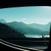 Organizar una escapada a la montaña es una opción habitual para desconectar 3 Sin embargo, mientras nosotros disfrutamos del paisaje, nuestro coche se enfrenta a un reto físico importante. Si alguna vez has notado que el coche se siente más pesado en las subidas, le cuesta acelerar o responde con menos agilidad, no es una percepción tuya: la altitud afecta directamente al rendimiento del motor. Comprender qué le ocurre mecánicamente al coche en estas situaciones no solo nos ayuda a conducir mejor, sino también a prevenir averías y a viajar con mayor seguridad. La falta de oxígeno: el enemigo invisible Los motores de combustión, ya sean de gasolina o diésel, necesitan dos elementos básicos para funcionar: carburante y aire. La mezcla de ambos dentro de los cilindros genera la explosión o combustión que mueve el vehículo. El problema surge porque, a medida que ascendemos y ganamos altitud, la presión atmosférica disminuye y el aire se vuelve menos denso. Esto significa que en cada metro cúbico de aire hay menos moléculas de oxígeno. Al entrar menos oxígeno en el motor, la combustión se vuelve menos eficiente. Como regla general, un motor atmosférico (los que no tienen turbo) puede perder aproximadamente un 10% de su potencia por cada 1.000 metros de altura que subamos. ¿Cómo reaccionan los coches modernos? Afortunadamente, los coches actuales cuentan con sistemas electrónicos de inyección y sensores que detectan la densidad del aire. Al notar que hay menos oxígeno, la centralita reduce automáticamente la cantidad de combustible que inyecta para mantener la proporción correcta. Esto evita que el motor se ahogue, pero el resultado inevitable es una pérdida de potencia máxima. En el caso de los motores turboalimentados, este efecto se nota mucho menos. El turbo compite contra la falta de densidad insuflando aire a presión en el motor, lo que compensa en gran medida la altitud, aunque el componente sufrirá un mayor esfuerzo para lograrlo. Consejos prácticos para conducir en las alturas Para que el viaje sea seguro y el coche no sufra en exceso, conviene adaptar nuestros hábitos de conducción en zonas altas: Usa marchas más cortas: Si notas que el coche pierde fuerza en las subidas, no pises el acelerador a fondo en una marcha larga. Es mejor reducir a una marcha inferior para llevar el motor más revolucionado, en su zona óptima de par. Vigila la temperatura: El esfuerzo del motor sumado a que el aire exterior es menos denso (y refrigera peor el radiador) puede elevar la temperatura del bloque. No pierdas de vista el indicador del cuadro de mandos. Anticipa las maniobras: Al contar con menos capacidad de aceleración, los adelantamientos requerirán más espacio y tiempo del habitual. La prevención antes de salir de viaje El esfuerzo extra al que se somete el coche en la montaña hace que sea vital viajar con la tranquilidad de estar respaldados ante cualquier imprevisto técnico. Antes de emprender la marcha, revisar los niveles de líquidos y la presión de los neumáticos es esencial. Del mismo modo, contar con buen servicio de asistencia en carretera garantizará que un percance en un puerto de montaña no arruine las vacaciones. Si buscas una protección básica adaptada a las necesidades del conductor pero eficaz para tus trayectos cotidianos y escapadas, una alternativa inteligente es optar por un buen seguro de coche a terceros. Hoy en día, la posibilidad de gestionar la póliza digitalmente, algo que ya incorporan compañías como Qualitas Auto, permite resolver cualquier imprevisto de forma ágil, cómoda y sin papeleos en mitad del viaje. Asimismo, para realizar trayectos largos en condiciones geográficas exigentes, siempre es aconsejable consultar las recomendaciones sobre el mantenimiento del vehículo disponibles en portales institucionales como el de la Dirección General de Tráfico. Viajar a la montaña es una experiencia fantástica. Conociendo los límites de nuestro vehículo y adaptando la conducción, el coche responderá correctamente ante la altitud y podremos disfrutar del destino sin contratiempos.