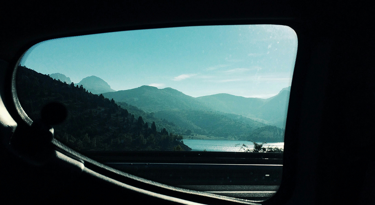 Organizar una escapada a la montaña es una opción habitual para desconectar 2 <p><span>Sin embargo, mientras nosotros disfrutamos del paisaje, nuestro coche se enfrenta a un reto físico importante. Si alguna vez has notado que el coche se siente más pesado en las subidas, le cuesta acelerar o responde con menos agilidad, no es una percepción tuya: la altitud afecta directamente al rendimiento del motor.</span></p> <p><span>Comprender qué le ocurre mecánicamente al coche en estas situaciones no solo nos ayuda a conducir mejor, sino también a prevenir averías y a viajar con mayor seguridad.</span></p> <h2><span>La falta de oxígeno: el enemigo invisible</span></h2> <p><span>Los motores de combustión, ya sean de gasolina o diésel, necesitan dos elementos básicos para funcionar: carburante y aire. La mezcla de ambos dentro de los cilindros genera la explosión o combustión que mueve el vehículo.</span></p> <p><span>El problema surge porque, a medida que ascendemos y ganamos altitud, </span><span>la presión atmosférica disminuye y el aire se vuelve menos denso</span><span>. Esto significa que en cada metro cúbico de aire hay menos moléculas de oxígeno. Al entrar menos oxígeno en el motor, la combustión se vuelve menos eficiente. Como regla general, un motor atmosférico (los que no tienen turbo) puede perder aproximadamente un 10% de su potencia por cada 1.000 metros de altura que subamos.</span></p> <h2><span>¿Cómo reaccionan los coches modernos?</span></h2> <p><span>Afortunadamente, los coches actuales cuentan con sistemas electrónicos de inyección y sensores que detectan la densidad del aire. Al notar que hay menos oxígeno, la centralita reduce automáticamente la cantidad de combustible que inyecta para mantener la proporción correcta. Esto evita que el motor se ahogue, pero el resultado inevitable es una </span><span>pérdida de potencia máxima</span><span>.</span></p> <p><span>En el caso de los motores turboalimentados, este efecto se nota mucho menos. El turbo compite contra la falta de densidad insuflando aire a presión en el motor, lo que compensa en gran medida la altitud, aunque el componente sufrirá un mayor esfuerzo para lograrlo.</span></p> <h2><span>Consejos prácticos para conducir en las alturas</span></h2> <p><span>Para que el viaje sea seguro y el coche no sufra en exceso, conviene adaptar nuestros hábitos de conducción en zonas altas:</span></p> <ul> <li aria-level="1"> <p><span>Usa marchas más cortas:</span><span> Si notas que el coche pierde fuerza en las subidas, no pises el acelerador a fondo en una marcha larga. Es mejor reducir a una marcha inferior para llevar el motor más revolucionado, en su zona óptima de par.</span></p> </li> <li aria-level="1"> <p><span>Vigila la temperatura:</span><span> El esfuerzo del motor sumado a que el aire exterior es menos denso (y refrigera peor el radiador) puede elevar la temperatura del bloque. No pierdas de vista el indicador del cuadro de mandos.</span></p> </li> <li aria-level="1"> <p><span>Anticipa las maniobras:</span><span> Al contar con menos capacidad de aceleración, los adelantamientos requerirán más espacio y tiempo del habitual.</span></p> </li> </ul> <h2><span>La prevención antes de salir de viaje</span></h2> <p><span>El esfuerzo extra al que se somete el coche en la montaña hace que sea vital viajar con la tranquilidad de estar respaldados ante cualquier imprevisto técnico. Antes de emprender la marcha, revisar los niveles de líquidos y la presión de los neumáticos es esencial. Del mismo modo, contar con buen servicio de asistencia en carretera garantizará que un percance en un puerto de montaña no arruine las vacaciones. Si buscas una protección básica adaptada a las necesidades del conductor pero eficaz para tus trayectos cotidianos y escapadas, una alternativa inteligente es optar por un buen </span><a href="https://www.qualitasauto.com/seguros-coche/"><span>seguro de coche a terceros</span></a><span>. Hoy en día, la posibilidad de gestionar la póliza digitalmente, algo que ya incorporan compañías como Qualitas Auto, permite resolver cualquier imprevisto de forma ágil, cómoda y sin papeleos en mitad del viaje. </span></p> <p><span>Asimismo, para realizar trayectos largos en condiciones geográficas exigentes, siempre es aconsejable consultar las recomendaciones sobre el mantenimiento del vehículo disponibles en portales institucionales como el de la</span><a href="https://www.dgt.es/"><span> Dirección General de Tráfico</span></a><span>.</span></p> <p><span>Viajar a la montaña es una experiencia fantástica. Conociendo los límites de nuestro vehículo y adaptando la conducción, el coche responderá correctamente ante la altitud y podremos disfrutar del destino sin contratiempos.</span></p>