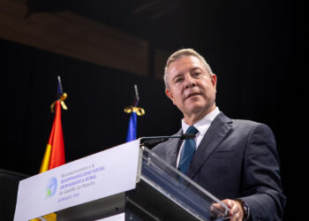 Más de 170 municipios de la región se adhieren al programa ‘Moviliza tu vivienda rural’ en zonas despobladas El vicepresidente primero del Gobierno regional, José Luis Martínez Guijarro, ha señalado que, con el aumento de población en las zonas rurales, se ha dado la paradoja de la falta de vivienda disponible. Este programa da una respuesta adaptada a los pueblos “se trata de movilizar esas viviendas que están vacías”. Los Reconocimientos de Responsabilidad Demográfica han valorado el trabajo diario de un total de ocho personas, entidades, empresas e instituciones para luchar contra la despoblación en cada uno de sus territorios. Jadraque (Guadalajara), 9 de julio de 2026.- El vicepresidente primero del Gobierno regional, José Luis Martínez Guijarro, ha avanzado que han sido un total de 173 ayuntamientos de zonas despobladas de la región los que se han adherido al programa ‘Moviliza tu vivienda rural’ para un total de 700 viviendas de estos municipios. Se trata, ha dicho, de un programa diseñado para ampliar el parque inmobiliario destinado al alquiler asequible en los pequeños municipios. Martínez Guijarro ha acompañado al presidente de Castilla-La Mancha, Emiliano García-Page, en la ceremonia de entrega de Reconocimientos de Responsabilidad Demográfica, celebrada en Jadraque, Guadalajara, donde se ha reconocido el trabajo diario de un total de ocho personas, entidades, empresas e instituciones para luchar contra la despoblación en cada uno de sus territorios. Durante su intervención, y ahondando en la falta de vivienda que se vive también en estas zonas rurales ha insistido en que se busca dar una respuesta adaptada a la realidad de los pequeños municipios donde hay viviendas vacías “y se trata de movilizar esas viviendas que están vacías”, ha dicho. Esa demanda, ha dicho, se ha dado tras el incremento de población que se ha producido en estas zonas desde la entrada en vigor de la Ley de medidas económicas, sociales y tributarias contra la Despoblación y para el Desarrollo del Medio Rural, en vigor desde el año 2021, y ha destacado que, cinco años después “empezamos a doblar esa curva de despoblación; ya hay más gente viviendo en estas zonas que en el año 2021 y, lo más importante, que el saldo migratorio es positivo”. Uno de los pilares de la Ley, pionera a nivel nacional, es la defensa de la igualdad de derechos para la ciudadanía vivan donde vivan, para lo que se blinda la garantía de acceso a servicios públicos (sanidad, educación y servicios sociales) en los pequeños municipios porque, ha apuntado, “la única garantía de que haya servicios en estas zonas, es que sean públicos”. Ejemplo de ello es la apertura de hasta un centenar de escuelas infantiles que “por primera vez hemos creado primero en las zonas rurales”. Reconocimientos En este sentido, el vicepresidente primero ha señalado que en Castilla-La Mancha, a lo largo de estos años, se ha creado un clima entre organizaciones, instituciones, entidades y empresas que se traduce en que “hemos sido capaces de beneficiar a estas zonas afectadas por la despoblación”. Ejemplo de ese clima y el trabajo para revertir la pérdida demográfica son los ocho reconocidos, con perfiles heterogéneos. Se trata de Leyre Alonso Navas, residente en Molinicos (Albacete) que se asentó con sus hijos en esta localidad y decidió emprender y puso en marcha un pequeño supermercado, servicio del que carecía el municipio y que abastece a la localidad, así como a sus 17 pedanías los siete días de la semana. También se ha reconocido a Almacenes Manuel Martínez, una empresa familiar originaria de Molina de Aragón (Guadalajara) y dedicada a la distribución alimentaria, hotelería y comercio de proximidad cuyos orígenes se remontan a 1915; y la asociación ‘Entre Todos’ de Elche de la Sierra, en Albacete, una entidad sin ánimo de lucro que nació en 2013 que combina la atención directa a personas y familias con la dinamización del territorio. El Ejecutivo regional ha distinguido al proyecto Ilunion CEE Contact Center’ que nació en 2025 en Mota del Cuervo (Cuenca) y que es el primer Centro Regional de Atención al Cliente (CRAC) donde trabajan actualmente 15 personas, casi el 95% personas con discapacidad o colectivos vulnerables de la localidad y pueblos cercanos; y a la Asociación para el Desarrollo Local de la Sierra Norte de Guadalajara que realiza, desde el año 2020, el ‘Plan de Arraigo y Puesta en Valor de la Sierra Norte de Guadalajara’, para luchar contra la despoblación. Entre los galardonados está la cooperativa Nuestra Señora de la Antigua y Santo Tomas de Villanueva de los Infantes que da cobertura a diversos municipios del Campo de Montiel; la Diputación provincial de Cuenca por el desarrollo del proyecto ‘Arraigo’ que desde el año 2022 permitido que se han instalado 93 familias en varios municipios de Cuenca. Y al Ayuntamiento de Garciotum (Toledo) por la puesta en marcha hace años de un programa de ayudas al alquiler de vivienda destinadas a familias que fijen su residencia en el pueblo; hoy cuenta con un total de 35 alumnos y alumnas, habiendo incorporado nuevas infraestructuras como comedor y la participación en varios proyectos innovadores. Al acto ha asistido el alcalde de Jadraque, Héctor Gregorio Esteban, el presidente de la Diputación Provincial de Guadalajara, José Luis Vega; la consejera de Bienestar Social, Bárbara García Torijano; la consejera Portavoz, Esther Padilla; el comisionado del Reto Demográfico, Jesús Alique, o la delegada de la Junta en Guadalajara, Rosa María García, entre otros.