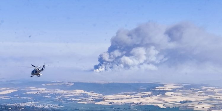 Page anuncia que la estrategia pasa al «ataque» en el incendio de La Mierla y confía en salvar todos los núcleos de población Page anuncia que la estrategia pasa al «ataque» en el incendio de La Mierla y confía en salvar todos los núcleos de población