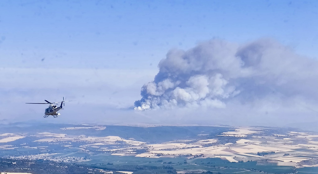 Page anuncia que la estrategia pasa al "ataque" en el incendio de La Mierla y confía en salvar todos los núcleos de población 1 Page anuncia que la estrategia pasa al ataque en el incendio de La Mierla y confía en salvar todos los núcleos de población