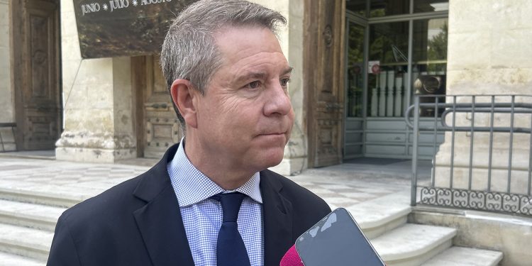 Page se despide de Isidoro Gómez Cavero en Cuenca: «Nos convertiremos en herederos de su pasión por la ciudad» Page se despide de Isidoro Gómez Cavero en Cuenca: «Nos convertiremos en herederos de su pasión por la ciudad»