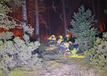 El operativo en La Mierla logra contener el avance del fuego y aleja el riesgo del valle del Sorbe