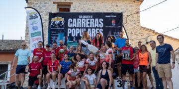 La localidad conquense de Uña celebró este pasado sábado 4 de julio la vigesimoprimera edición de su Carrera Popular, marcando el ecuador del XXII Circuito de Carreras Populares de la Diputación de Cuenca. Un total de 346 corredores lograron cruzar la línea de meta tras completar las dos vueltas al tradicional recorrido que bordea la laguna. Las altas temperaturas endurecieron esta decimocuarta prueba puntuable, lo que motivó al Ayuntamiento a instalar un punto extra de avituallamiento en la plaza principal al término de la primera vuelta. Esta medida, sumada a las zonas de sombra naturales del trazado, fue clave para garantizar la correcta hidratación de todos los participantes. En el plano estrictamente deportivo, Andrés Felipe Sarta Montoya, del C.A. Reajo Fontense, se alzó con la victoria absoluta masculina tras detener el cronómetro en 25:07, imponiendo un exigente ritmo de 3:26 minutos por kilómetro. Le acompañaron en el podio su compañero de equipo John Kurui Chebii (25:17) y Alfonso Expósito Giménez, del Club Atletismo Iniesta (25:58). Por su parte, la categoría femenina estuvo liderada por Paloma Serrano Esteban, del Rujamar Atletismo Cuenca, quien cruzó la meta en 30:47 y logró el trigésimo puesto en la clasificación general absoluta. La siguieron muy de cerca Alba Barambio Martínez (30:50) y Ana Belén Sánchez Castellanos (33:04). Los atletas locales también tuvieron un papel protagonista ante su público. Marcos Refusta Mancheño fue el corredor más rápido del municipio con un tiempo de 31:35, mientras que Laura Gómez Lasso hizo lo propio en la categoría femenina local, parando el reloj en 33:11 y alcanzando la tercera posición en la tabla Senior. Por equipos, el Rujamar Atletismo Cuenca dominó la jornada llevándose el primer puesto tanto en la clasificación general como en la femenina. La tarde concluyó con la entrega de trofeos a cargo del alcalde José Luis Gómez Bachiller y la tradicional degustación de paella en el merendero cercano a la laguna. Archivo y evolución del circuito provincial A lo largo de sus más de dos décadas de historia, el Circuito de Carreras Populares de la Diputación de Cuenca se ha consolidado como la principal columna vertebral del deporte amateur en la provincia. La prueba de Uña mantiene intacto su poder de convocatoria año tras año gracias al singular entorno de su laguna, un escenario que históricamente ha funcionado como refugio natural para los corredores durante el calendario estival. Revisando la trayectoria de estas competiciones, se observa una evolución constante en el nivel de los clubes provinciales, reflejada en la actual hegemonía de formaciones como el Rujamar Atletismo Cuenca y el C.A. Reajo Fontense. La incorporación de mejoras logísticas recientes demuestra cómo la organización se adapta a los nuevos retos climáticos. La decisión de añadir puntos de hidratación extraordinarios evidencia la preparación de los ayuntamientos conquenses ante las intensas olas de calor, priorizando en todo momento la seguridad de los deportistas sin renunciar a la exigencia de la prueba. El circuito provincial continuará su marcha el próximo 18 de julio en Cardenete con la carrera "Los Sanochaores", la cita deportiva más veterana de la provincia, que con su 51ª edición reafirmará el profundo arraigo del atletismo popular en los municipios de Cuenca.