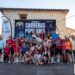 La localidad conquense de Uña celebró este pasado sábado 4 de julio la vigesimoprimera edición de su Carrera Popular, marcando el ecuador del XXII Circuito de Carreras Populares de la Diputación de Cuenca. Un total de 346 corredores lograron cruzar la línea de meta tras completar las dos vueltas al tradicional recorrido que bordea la laguna. Las altas temperaturas endurecieron esta decimocuarta prueba puntuable, lo que motivó al Ayuntamiento a instalar un punto extra de avituallamiento en la plaza principal al término de la primera vuelta. Esta medida, sumada a las zonas de sombra naturales del trazado, fue clave para garantizar la correcta hidratación de todos los participantes. En el plano estrictamente deportivo, Andrés Felipe Sarta Montoya, del C.A. Reajo Fontense, se alzó con la victoria absoluta masculina tras detener el cronómetro en 25:07, imponiendo un exigente ritmo de 3:26 minutos por kilómetro. Le acompañaron en el podio su compañero de equipo John Kurui Chebii (25:17) y Alfonso Expósito Giménez, del Club Atletismo Iniesta (25:58). Por su parte, la categoría femenina estuvo liderada por Paloma Serrano Esteban, del Rujamar Atletismo Cuenca, quien cruzó la meta en 30:47 y logró el trigésimo puesto en la clasificación general absoluta. La siguieron muy de cerca Alba Barambio Martínez (30:50) y Ana Belén Sánchez Castellanos (33:04). Los atletas locales también tuvieron un papel protagonista ante su público. Marcos Refusta Mancheño fue el corredor más rápido del municipio con un tiempo de 31:35, mientras que Laura Gómez Lasso hizo lo propio en la categoría femenina local, parando el reloj en 33:11 y alcanzando la tercera posición en la tabla Senior. Por equipos, el Rujamar Atletismo Cuenca dominó la jornada llevándose el primer puesto tanto en la clasificación general como en la femenina. La tarde concluyó con la entrega de trofeos a cargo del alcalde José Luis Gómez Bachiller y la tradicional degustación de paella en el merendero cercano a la laguna. Archivo y evolución del circuito provincial A lo largo de sus más de dos décadas de historia, el Circuito de Carreras Populares de la Diputación de Cuenca se ha consolidado como la principal columna vertebral del deporte amateur en la provincia. La prueba de Uña mantiene intacto su poder de convocatoria año tras año gracias al singular entorno de su laguna, un escenario que históricamente ha funcionado como refugio natural para los corredores durante el calendario estival. Revisando la trayectoria de estas competiciones, se observa una evolución constante en el nivel de los clubes provinciales, reflejada en la actual hegemonía de formaciones como el Rujamar Atletismo Cuenca y el C.A. Reajo Fontense. La incorporación de mejoras logísticas recientes demuestra cómo la organización se adapta a los nuevos retos climáticos. La decisión de añadir puntos de hidratación extraordinarios evidencia la preparación de los ayuntamientos conquenses ante las intensas olas de calor, priorizando en todo momento la seguridad de los deportistas sin renunciar a la exigencia de la prueba. El circuito provincial continuará su marcha el próximo 18 de julio en Cardenete con la carrera "Los Sanochaores", la cita deportiva más veterana de la provincia, que con su 51ª edición reafirmará el profundo arraigo del atletismo popular en los municipios de Cuenca.