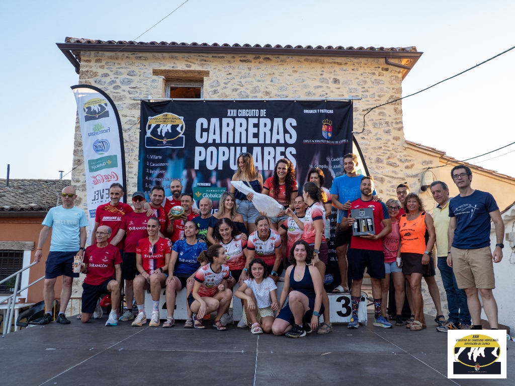 Paloma Serrano y Andrés Felipe Sarta dominan el calor en la XXI Carrera Popular de Uña 2 La localidad conquense de Uña celebró este pasado sábado 4 de julio la vigesimoprimera edición de su Carrera Popular, marcando el ecuador del XXII Circuito de Carreras Populares de la Diputación de Cuenca. Un total de 346 corredores lograron cruzar la línea de meta tras completar las dos vueltas al tradicional recorrido que bordea la laguna. Las altas temperaturas endurecieron esta decimocuarta prueba puntuable, lo que motivó al Ayuntamiento a instalar un punto extra de avituallamiento en la plaza principal al término de la primera vuelta. Esta medida, sumada a las zonas de sombra naturales del trazado, fue clave para garantizar la correcta hidratación de todos los participantes.En el plano estrictamente deportivo, Andrés Felipe Sarta Montoya, del C.A. Reajo Fontense, se alzó con la victoria absoluta masculina tras detener el cronómetro en 25:07, imponiendo un exigente ritmo de 3:26 minutos por kilómetro. Le acompañaron en el podio su compañero de equipo John Kurui Chebii (25:17) y Alfonso Expósito Giménez, del Club Atletismo Iniesta (25:58). Por su parte, la categoría femenina estuvo liderada por Paloma Serrano Esteban, del Rujamar Atletismo Cuenca, quien cruzó la meta en 30:47 y logró el trigésimo puesto en la clasificación general absoluta. La siguieron muy de cerca Alba Barambio Martínez (30:50) y Ana Belén Sánchez Castellanos (33:04).Los atletas locales también tuvieron un papel protagonista ante su público. Marcos Refusta Mancheño fue el corredor más rápido del municipio con un tiempo de 31:35, mientras que Laura Gómez Lasso hizo lo propio en la categoría femenina local, parando el reloj en 33:11 y alcanzando la tercera posición en la tabla Senior. Por equipos, el Rujamar Atletismo Cuenca dominó la jornada llevándose el primer puesto tanto en la clasificación general como en la femenina. La tarde concluyó con la entrega de trofeos a cargo del alcalde José Luis Gómez Bachiller y la tradicional degustación de paella en el merendero cercano a la laguna.Archivo y evolución del circuito provincial
A lo largo de sus más de dos décadas de historia, el Circuito de Carreras Populares de la Diputación de Cuenca se ha consolidado como la principal columna vertebral del deporte amateur en la provincia. La prueba de Uña mantiene intacto su poder de convocatoria año tras año gracias al singular entorno de su laguna, un escenario que históricamente ha funcionado como refugio natural para los corredores durante el calendario estival. Revisando la trayectoria de estas competiciones, se observa una evolución constante en el nivel de los clubes provinciales, reflejada en la actual hegemonía de formaciones como el Rujamar Atletismo Cuenca y el C.A. Reajo Fontense.La incorporación de mejoras logísticas recientes demuestra cómo la organización se adapta a los nuevos retos climáticos. La decisión de añadir puntos de hidratación extraordinarios evidencia la preparación de los ayuntamientos conquenses ante las intensas olas de calor, priorizando en todo momento la seguridad de los deportistas sin renunciar a la exigencia de la prueba. El circuito provincial continuará su marcha el próximo 18 de julio en Cardenete con la carrera "Los Sanochaores", la cita deportiva más veterana de la provincia, que con su 51ª edición reafirmará el profundo arraigo del atletismo popular en los municipios de Cuenca.