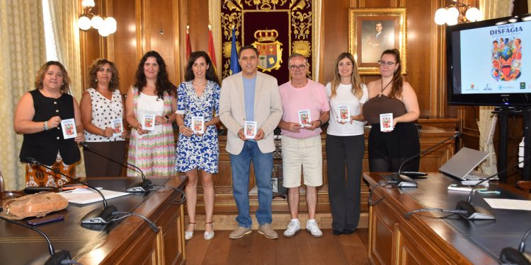 Parkinson Cuenca lanza una guía práctica para adaptar la hostelería local a la disfagia Parkinson Cuenca lanza una guía práctica para adaptar la hostelería local a la disfagia
