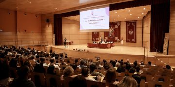 Pastor destaca que los 300 alumnos que se podrán beneficiar de la segunda matrícula gratuita tendrán un ahorro anual de alrededor de 2.000 euros