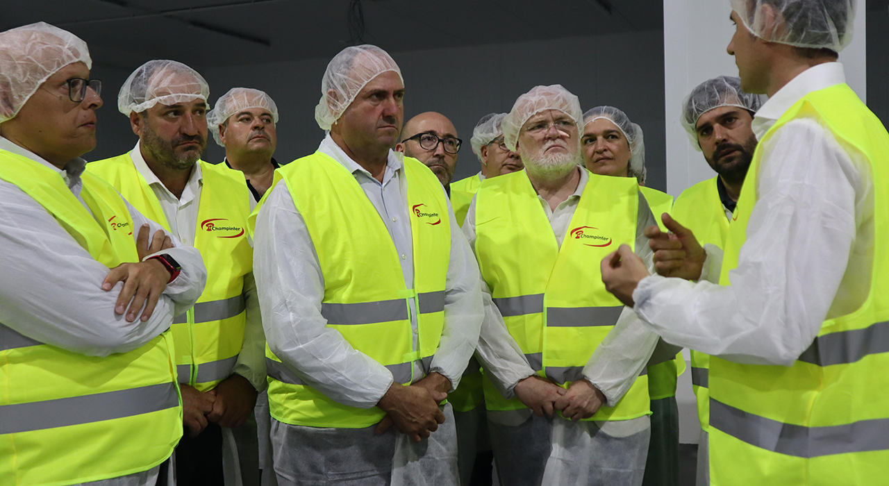 Plan de choque para los ganaderos de La Mierla: alimento de emergencia para 4.000 animales y 5.000 colmenas 1 Plan de choque para los ganaderos de La Mierla alimento de emergencia para 4.000 animales y 5.000 colmenas
