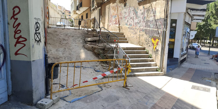 REBI repone las escaleras de la calle María Luisa Vallejo al no concretarse la actuación alternativa planteada para mejorar la accesibilidad 1 REBI repone las escaleras de la calle María Luisa Vallejo al no concretarse la actuación alternativa planteada para mejorar la accesibilidad
