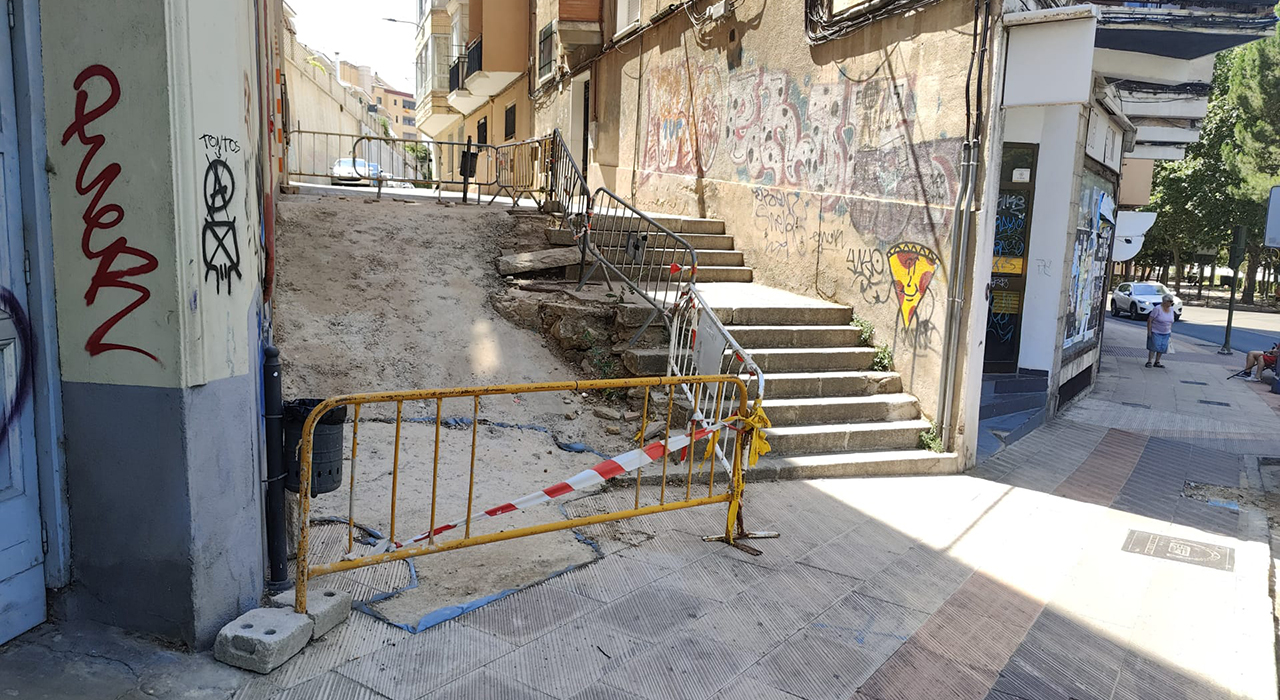 REBI repone las escaleras de la calle María Luisa Vallejo al no concretarse la actuación alternativa planteada para mejorar la accesibilidad 2 REBI repone las escaleras de la calle María Luisa Vallejo al no concretarse la actuación alternativa planteada para mejorar la accesibilidad