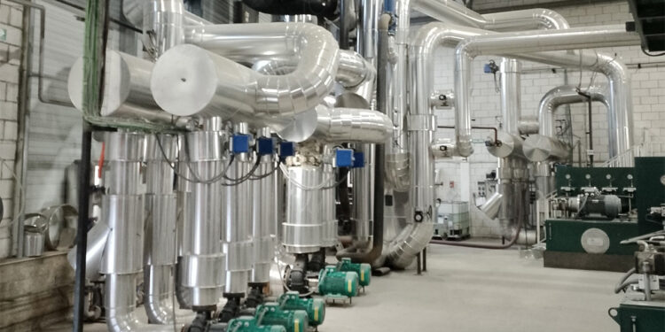 RIVE Private Investment invierte en REBI, referente español en soluciones de calor renovable 1 RIVE Private Investment anuncia su inversión en Recursos de la Biomasa (REBI), referente en España en el desarrollo, construcción y operación de soluciones de calor renovable. Esta operación constituye la quinta inversión del fondo RIVE Infrastructure Impact Fund (RIIF) y respaldará la trayectoria de crecimiento de REBI hacia su consolidación como productor independiente de energía térmica integrada, acelerando el desarrollo y la construcción de su cartera de proyectos. REBI fue fundada en 2007 por los fundadores del Grupo Amatex, fabricante español de pellets creado en 1997, quienes ampliaron progresivamente la actividad de la compañía hacia el desarrollo de redes urbanas de calor basadas en biomasa. Con casi 20 años de experiencia, REBI es hoy el principal operador de redes urbanas de calor renovable en España, con seis redes en funcionamiento bajo su gestión, y da respuesta a todo el espectro de la demanda de energía térmica industrial mediante un enfoque tecnológicamente agnóstico que combina calderas de biomasa, recuperación de calor, bombas de calor, energía solar híbrida y almacenamiento térmico. En particular, REBI ya suministra vapor renovable al grupo cárnico Incarlopsa, recupera calor residual de una planta de automoción operada por Ficosa para abastecer una red urbana de calor en Soria y está construyendo una solución de recuperación de energía térmica de alta eficiencia basada en bombas de calor para Michelin en Aranda de Duero. Un reto clave para la transición energética europea Actualmente, la descarbonización del consumo térmico sigue siendo una de las cuestiones pendientes de la transición energética europea, ya que la mayor parte de los esfuerzos realizados hasta la fecha se han centrado en la descarbonización de la generación eléctrica. El consumo de calor representa aproximadamente un tercio de las emisiones totales de CO₂ de la Unión Europea y continúa dependiendo en gran medida de los combustibles fósiles. La sustitución de combustibles fósiles en la generación de energía térmica por recursos renovables locales se ha convertido, además, en un pilar de la estrategia de la Unión Europea para reforzar su soberanía energética, especialmente en un contexto marcado por repetidos episodios de inestabilidad geopolítica y la volatilidad de los precios de los combustibles fósiles. El apoyo institucional ha aumentado en consecuencia, como demuestra la subasta de ayudas por valor de 1.000 millones de euros para proyectos térmicos lanzada por el Banco Europeo para la Descarbonización Industrial en octubre de 2025. Con esta quinta inversión, RIVE amplía su presencia a lo largo de toda la cadena de valor de la transición energética europea al incorporarse al segmento del calor renovable. RIIF tiene como objetivo apoyar a las pymes europeas implicadas en la transición energética para que se conviertan en líderes industriales integrados. En concreto, RIVE respaldará a REBI en la ampliación de su base de activos de infraestructuras, acelerará el despliegue de su cartera de proyectos y completará su transición hacia un productor independiente de energía térmica renovable verticalmente integrado. Asimismo, RIVE y REBI han acordado un plan conjunto para seguir reforzando las prácticas ESG de la compañía. En palabras de Pierre du Passage, socio responsable de Transición Energética de RIVE Private Investment, «esta inversión refleja la visión de RIVE de una transición energética amplia, impulsada por un enfoque multitecnológico y esencial para la seguridad energética de Europa». Asimismo, destacó que, junto a REBI, «abordamos una de las cuestiones clave de la descarbonización europea de la mano de un líder español con casi 20 años de experiencia y una oferta versátil de soluciones de calor renovable». Añadió además que la operación está plenamente alineada con la estrategia del RIVE Infrastructure Impact Fund, cuyo objetivo es realizar inversiones en pymes involucradas en la transición energética para acelerar el despliegue de infraestructuras energéticas descarbonizadas. Por su parte, Alberto Gómez, fundador y CEO de REBI, afirmó que «esta operación refuerza el compromiso de REBI de mantener su liderazgo en el mercado de la descarbonización de la demanda térmica». Además, señaló que «la incorporación de RIVE como socio estratégico fortalecerá la compañía tanto desde el punto de vista financiero como organizativo, permitiendo a REBI ejecutar su cartera de proyectos de descarbonización industrial, que representa más de 1 TWh de suministro de calor renovable en sectores industriales clave». Gómez añadió que «la combinación de la experiencia técnica y la capacidad operativa de REBI con la experiencia financiera y el firme compromiso de RIVE con la compañía permitirá afrontar uno de los principales desafíos de nuestra sociedad: sustituir los combustibles fósiles importados por fuentes de energía renovable locales para aplicaciones térmicas». Sobre RIVE Private Investment RIVE Private Investment es una firma de inversión europea independiente especializada en activos estratégicos de los sectores del transporte y la transición energética. Desde su fundación en 2013, RIVE gestiona más de 1.000 millones de euros y ha completado más de 100 operaciones. A través de su división de Transición Energética, RIVE invierte en toda la cadena de valor de la energía, incluyendo energías renovables, gases renovables, energía térmica sostenible, eficiencia energética, almacenamiento energético e infraestructuras de movilidad. El posicionamiento de RIVE refleja un firme compromiso con la mitigación del cambio climático y la generación de un impacto positivo en las comunidades locales. La división de Transición Energética de RIVE cuenta con el respaldo de la Unión Europea a través del programa InvestEU. Sobre REBI REBI es una empresa española de servicios energéticos especializada en el desarrollo, construcción y operación de soluciones de calor renovable. Fundada en 2007, la compañía es el principal operador de redes urbanas de calor renovable en España, con seis redes bajo gestión, y desarrolla proyectos de descarbonización industrial basados en biomasa, recuperación de calor, bombas de calor, energía solar híbrida y almacenamiento térmico. En 2024, REBI alcanzó una cifra de negocio de 52,7 millones de euros, un 13 % más que el año anterior. A través de sus soluciones térmicas urbanas e industriales, la compañía contribuye a sustituir los combustibles fósiles por fuentes de energía renovable locales, impulsando la descarbonización, la seguridad energética y la transición hacia una economía baja en carbono.