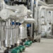 RIVE Private Investment anuncia su inversión en Recursos de la Biomasa (REBI), referente en España en el desarrollo, construcción y operación de soluciones de calor renovable. Esta operación constituye la quinta inversión del fondo RIVE Infrastructure Impact Fund (RIIF) y respaldará la trayectoria de crecimiento de REBI hacia su consolidación como productor independiente de energía térmica integrada, acelerando el desarrollo y la construcción de su cartera de proyectos. REBI fue fundada en 2007 por los fundadores del Grupo Amatex, fabricante español de pellets creado en 1997, quienes ampliaron progresivamente la actividad de la compañía hacia el desarrollo de redes urbanas de calor basadas en biomasa. Con casi 20 años de experiencia, REBI es hoy el principal operador de redes urbanas de calor renovable en España, con seis redes en funcionamiento bajo su gestión, y da respuesta a todo el espectro de la demanda de energía térmica industrial mediante un enfoque tecnológicamente agnóstico que combina calderas de biomasa, recuperación de calor, bombas de calor, energía solar híbrida y almacenamiento térmico. En particular, REBI ya suministra vapor renovable al grupo cárnico Incarlopsa, recupera calor residual de una planta de automoción operada por Ficosa para abastecer una red urbana de calor en Soria y está construyendo una solución de recuperación de energía térmica de alta eficiencia basada en bombas de calor para Michelin en Aranda de Duero. Un reto clave para la transición energética europea Actualmente, la descarbonización del consumo térmico sigue siendo una de las cuestiones pendientes de la transición energética europea, ya que la mayor parte de los esfuerzos realizados hasta la fecha se han centrado en la descarbonización de la generación eléctrica. El consumo de calor representa aproximadamente un tercio de las emisiones totales de CO₂ de la Unión Europea y continúa dependiendo en gran medida de los combustibles fósiles. La sustitución de combustibles fósiles en la generación de energía térmica por recursos renovables locales se ha convertido, además, en un pilar de la estrategia de la Unión Europea para reforzar su soberanía energética, especialmente en un contexto marcado por repetidos episodios de inestabilidad geopolítica y la volatilidad de los precios de los combustibles fósiles. El apoyo institucional ha aumentado en consecuencia, como demuestra la subasta de ayudas por valor de 1.000 millones de euros para proyectos térmicos lanzada por el Banco Europeo para la Descarbonización Industrial en octubre de 2025. Con esta quinta inversión, RIVE amplía su presencia a lo largo de toda la cadena de valor de la transición energética europea al incorporarse al segmento del calor renovable. RIIF tiene como objetivo apoyar a las pymes europeas implicadas en la transición energética para que se conviertan en líderes industriales integrados. En concreto, RIVE respaldará a REBI en la ampliación de su base de activos de infraestructuras, acelerará el despliegue de su cartera de proyectos y completará su transición hacia un productor independiente de energía térmica renovable verticalmente integrado. Asimismo, RIVE y REBI han acordado un plan conjunto para seguir reforzando las prácticas ESG de la compañía. En palabras de Pierre du Passage, socio responsable de Transición Energética de RIVE Private Investment, «esta inversión refleja la visión de RIVE de una transición energética amplia, impulsada por un enfoque multitecnológico y esencial para la seguridad energética de Europa». Asimismo, destacó que, junto a REBI, «abordamos una de las cuestiones clave de la descarbonización europea de la mano de un líder español con casi 20 años de experiencia y una oferta versátil de soluciones de calor renovable». Añadió además que la operación está plenamente alineada con la estrategia del RIVE Infrastructure Impact Fund, cuyo objetivo es realizar inversiones en pymes involucradas en la transición energética para acelerar el despliegue de infraestructuras energéticas descarbonizadas. Por su parte, Alberto Gómez, fundador y CEO de REBI, afirmó que «esta operación refuerza el compromiso de REBI de mantener su liderazgo en el mercado de la descarbonización de la demanda térmica». Además, señaló que «la incorporación de RIVE como socio estratégico fortalecerá la compañía tanto desde el punto de vista financiero como organizativo, permitiendo a REBI ejecutar su cartera de proyectos de descarbonización industrial, que representa más de 1 TWh de suministro de calor renovable en sectores industriales clave». Gómez añadió que «la combinación de la experiencia técnica y la capacidad operativa de REBI con la experiencia financiera y el firme compromiso de RIVE con la compañía permitirá afrontar uno de los principales desafíos de nuestra sociedad: sustituir los combustibles fósiles importados por fuentes de energía renovable locales para aplicaciones térmicas». Sobre RIVE Private Investment RIVE Private Investment es una firma de inversión europea independiente especializada en activos estratégicos de los sectores del transporte y la transición energética. Desde su fundación en 2013, RIVE gestiona más de 1.000 millones de euros y ha completado más de 100 operaciones. A través de su división de Transición Energética, RIVE invierte en toda la cadena de valor de la energía, incluyendo energías renovables, gases renovables, energía térmica sostenible, eficiencia energética, almacenamiento energético e infraestructuras de movilidad. El posicionamiento de RIVE refleja un firme compromiso con la mitigación del cambio climático y la generación de un impacto positivo en las comunidades locales. La división de Transición Energética de RIVE cuenta con el respaldo de la Unión Europea a través del programa InvestEU. Sobre REBI REBI es una empresa española de servicios energéticos especializada en el desarrollo, construcción y operación de soluciones de calor renovable. Fundada en 2007, la compañía es el principal operador de redes urbanas de calor renovable en España, con seis redes bajo gestión, y desarrolla proyectos de descarbonización industrial basados en biomasa, recuperación de calor, bombas de calor, energía solar híbrida y almacenamiento térmico. En 2024, REBI alcanzó una cifra de negocio de 52,7 millones de euros, un 13 % más que el año anterior. A través de sus soluciones térmicas urbanas e industriales, la compañía contribuye a sustituir los combustibles fósiles por fuentes de energía renovable locales, impulsando la descarbonización, la seguridad energética y la transición hacia una economía baja en carbono.
