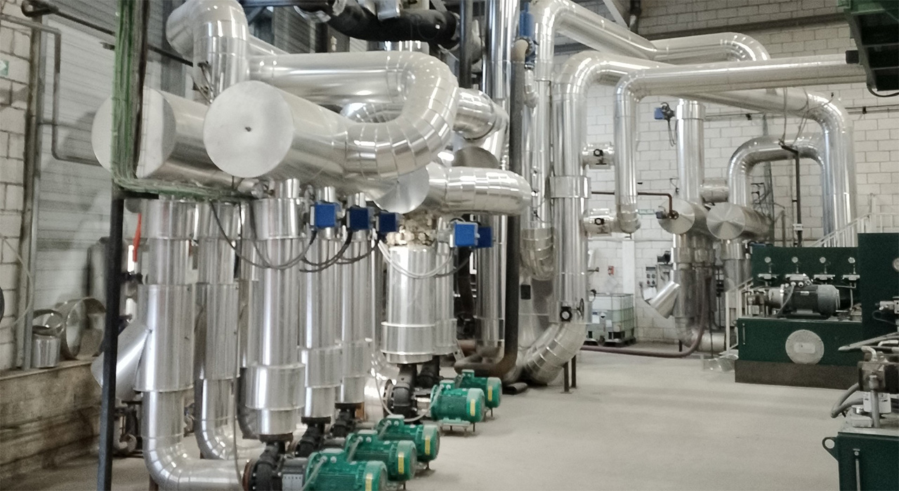 RIVE Private Investment invierte en REBI, referente español en soluciones de calor renovable 2 RIVE Private Investment anuncia su inversión en Recursos de la Biomasa (REBI), referente en España en el desarrollo, construcción y operación de soluciones de calor renovable. Esta operación constituye la quinta inversión del fondo RIVE Infrastructure Impact Fund (RIIF) y respaldará la trayectoria de crecimiento de REBI hacia su consolidación como productor independiente de energía térmica integrada, acelerando el desarrollo y la construcción de su cartera de proyectos.
REBI fue fundada en 2007 por los fundadores del Grupo Amatex, fabricante español de pellets creado en 1997, quienes ampliaron progresivamente la actividad de la compañía hacia el desarrollo de redes urbanas de calor basadas en biomasa. Con casi 20 años de experiencia, REBI es hoy el principal operador de redes urbanas de calor renovable en España, con seis redes en funcionamiento bajo su gestión, y da respuesta a todo el espectro de la demanda de energía térmica industrial mediante un enfoque tecnológicamente agnóstico que combina calderas de biomasa, recuperación de calor, bombas de calor, energía solar híbrida y almacenamiento térmico.
En particular, REBI ya suministra vapor renovable al grupo cárnico Incarlopsa, recupera calor residual de una planta de automoción operada por Ficosa para abastecer una red urbana de calor en Soria y está construyendo una solución de recuperación de energía térmica de alta eficiencia basada en bombas de calor para Michelin en Aranda de Duero.
Un reto clave para la transición energética europea
Actualmente, la descarbonización del consumo térmico sigue siendo una de las cuestiones pendientes de la transición energética europea, ya que la mayor parte de los esfuerzos realizados hasta la fecha se han centrado en la descarbonización de la generación eléctrica. El consumo de calor representa aproximadamente un tercio de las emisiones totales de CO₂ de la Unión Europea y continúa dependiendo en gran medida de los combustibles fósiles.
La sustitución de combustibles fósiles en la generación de energía térmica por recursos renovables locales se ha convertido, además, en un pilar de la estrategia de la Unión Europea para reforzar su soberanía energética, especialmente en un contexto marcado por repetidos episodios de inestabilidad geopolítica y la volatilidad de los precios de los combustibles fósiles. El apoyo institucional ha aumentado en consecuencia, como demuestra la subasta de ayudas por valor de 1.000 millones de euros para proyectos térmicos lanzada por el Banco Europeo para la Descarbonización Industrial en octubre de 2025.
Con esta quinta inversión, RIVE amplía su presencia a lo largo de toda la cadena de valor de la transición energética europea al incorporarse al segmento del calor renovable. RIIF tiene como objetivo apoyar a las pymes europeas implicadas en la transición energética para que se conviertan en líderes industriales integrados.
En concreto, RIVE respaldará a REBI en la ampliación de su base de activos de infraestructuras, acelerará el despliegue de su cartera de proyectos y completará su transición hacia un productor independiente de energía térmica renovable verticalmente integrado. Asimismo, RIVE y REBI han acordado un plan conjunto para seguir reforzando las prácticas ESG de la compañía.
En palabras de Pierre du Passage, socio responsable de Transición Energética de RIVE Private Investment, «esta inversión refleja la visión de RIVE de una transición energética amplia, impulsada por un enfoque multitecnológico y esencial para la seguridad energética de Europa». Asimismo, destacó que, junto a REBI, «abordamos una de las cuestiones clave de la descarbonización europea de la mano de un líder español con casi 20 años de experiencia y una oferta versátil de soluciones de calor renovable». Añadió además que la operación está plenamente alineada con la estrategia del RIVE Infrastructure Impact Fund, cuyo objetivo es realizar inversiones en pymes involucradas en la transición energética para acelerar el despliegue de infraestructuras energéticas descarbonizadas.
Por su parte, Alberto Gómez, fundador y CEO de REBI, afirmó que «esta operación refuerza el compromiso de REBI de mantener su liderazgo en el mercado de la descarbonización de la demanda térmica». Además, señaló que «la incorporación de RIVE como socio estratégico fortalecerá la compañía tanto desde el punto de vista financiero como organizativo, permitiendo a REBI ejecutar su cartera de proyectos de descarbonización industrial, que representa más de 1 TWh de suministro de calor renovable en sectores industriales clave».
Gómez añadió que «la combinación de la experiencia técnica y la capacidad operativa de REBI con la experiencia financiera y el firme compromiso de RIVE con la compañía permitirá afrontar uno de los principales desafíos de nuestra sociedad: sustituir los combustibles fósiles importados por fuentes de energía renovable locales para aplicaciones térmicas».
Sobre RIVE Private Investment
RIVE Private Investment es una firma de inversión europea independiente especializada en activos estratégicos de los sectores del transporte y la transición energética. Desde su fundación en 2013, RIVE gestiona más de 1.000 millones de euros y ha completado más de 100 operaciones.
A través de su división de Transición Energética, RIVE invierte en toda la cadena de valor de la energía, incluyendo energías renovables, gases renovables, energía térmica sostenible, eficiencia energética, almacenamiento energético e infraestructuras de movilidad. El posicionamiento de RIVE refleja un firme compromiso con la mitigación del cambio climático y la generación de un impacto positivo en las comunidades locales. La división de Transición Energética de RIVE cuenta con el respaldo de la Unión Europea a través del programa InvestEU.Sobre REBI
REBI es una empresa española de servicios energéticos especializada en el desarrollo, construcción y operación de soluciones de calor renovable. Fundada en 2007, la compañía es el principal operador de redes urbanas de calor renovable en España, con seis redes bajo gestión, y desarrolla proyectos de descarbonización industrial basados en biomasa, recuperación de calor, bombas de calor, energía solar híbrida y almacenamiento térmico.
En 2024, REBI alcanzó una cifra de negocio de 52,7 millones de euros, un 13 % más que el año anterior. A través de sus soluciones térmicas urbanas e industriales, la compañía contribuye a sustituir los combustibles fósiles por fuentes de energía renovable locales, impulsando la descarbonización, la seguridad energética y la transición hacia una economía baja en carbono.