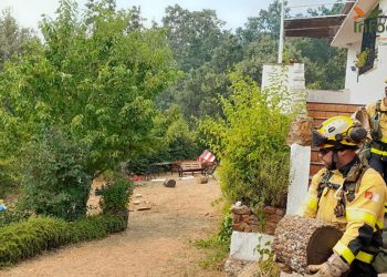 Rachas de viento de 40 km/h empujan el incendio de La Mierla hacia Semillas y el operativo retira enseres para salvar las viviendas