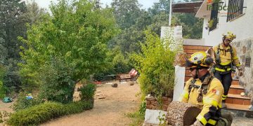Rachas de viento de 40 km/h empujan el incendio de La Mierla hacia Semillas y el operativo retira enseres para salvar las viviendas