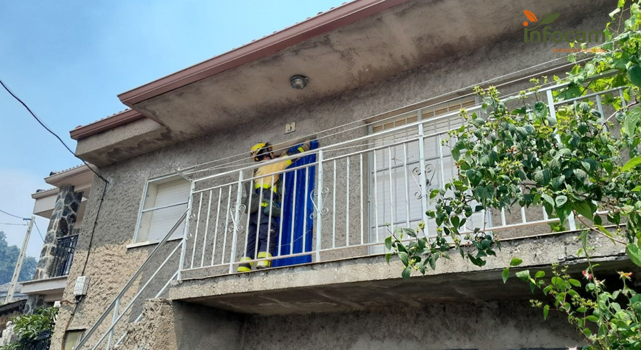 Rachas de viento de 40 km/h empujan el incendio de La Mierla hacia Semillas y el operativo retira enseres para salvar las viviendas 1 El avance del flanco derecho del incendio forestal de La Mierla ha obligado al operativo Infocam y a los bomberos a priorizar la defensa directa de los núcleos urbanos. El empeoramiento de las condiciones meteorológicas, con previsiones de vientos sostenidos de 20 km/h y rachas que superarán los 40 km/h durante esta tarde, está incrementando significativamente el riesgo sobre las poblaciones de la zona.En el municipio de Semillas, los bomberos forestales retiran contra reloj objetos con posibilidad de ignición cercanos a las fachadas para blindar las viviendas y minimizar el daño en el entorno del casco urbano. De forma simultánea, efectivos de bomberos del CEIS de Guadalajara, Guardia Civil, Protección Civil y agentes medioambientales, respaldados por descargas aéreas, lideran la protección y evacuación del núcleo de Monasterio. Ante este escenario, los servicios de emergencia solicitan a los vecinos afectados que aseguren sus inmuebles evitando dejar material inflamable colindante a las casas antes de salir.El contingente actual que combate las llamas en Nivel 2 alcanza los 76 medios, 20 de ellos aéreos, y 370 profesionales. Desde la detección del foco inicial, la magnitud de la emergencia ha requerido ya la movilización acumulada de 686 trabajadores y 141 medios técnicos.Consultando el archivo de Liberal de Castilla, el blindaje extremo de las fachadas en Semillas y la evacuación preventiva de Monasterio evidencian la ferocidad de un frente forestal sin precedentes recientes. El despliegue ininterrumpido de casi 700 efectivos certifica a este siniestro como la mayor amenaza directa contra los núcleos habitados de la Sierra Norte de Guadalajara, rebasando con creces la complejidad operativa del incendio del Pico del Lobo, que afectó a 690 hectáreas en septiembre del año pasado.