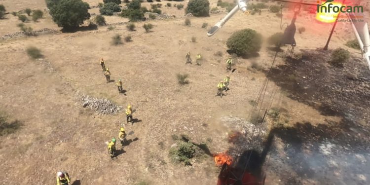 Rápida actuación en Sienes: extinguido un incendio de matorral tras el despliegue de seis medios aéreos 1 Rápida actuación en Sienes extinguido un incendio de matorral tras el despliegue de seis medios aéreos