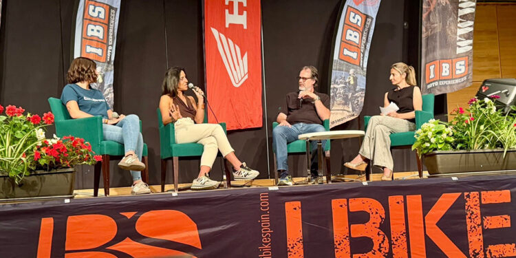 El Centro Municipal Integrado Eduardo Guitián de Guadalajara se convirtió el pasado viernes en el escenario de una nueva sesión de las III Jornadas Formativas del Deporte. En esta ocasión, el Ayuntamiento centró el debate en el exigente mundo del motor para acercar esta disciplina a los vecinos. El concejal de Deportes, Armengol Engonga, inauguró el encuentro ante un público compuesto por representantes del Moto Club Alcarreño, participantes del Guadalajara Challenge y aficionados llegados de distintos puntos del país. El objetivo principal fue compartir los aprendizajes, retos y el espíritu de resiliencia que exige la competición al más alto nivel. La mesa redonda, moderada por Nuria del Club IBS Moto, contó con voces expertas que abordaron la disciplina desde diferentes perspectivas. Sara García, piloto con experiencia en el Rally Dakar, detalló su proceso de recuperación tras sufrir lesiones graves y expuso sus próximos objetivos profesionales. Por su parte, la joven promesa Lucía Moratilla explicó su trayectoria en el autocross para dar a conocer esta modalidad entre los asistentes. El periodista deportivo Josep Chaume completó el panel aportando la visión de los medios de comunicación especializados en la cobertura de estos eventos. Hemeroteca: La evolución de la formación deportiva en la ciudad Al revisar el archivo de Liberal de Castilla sobre el recorrido de las Jornadas Formativas del Deporte, se observa cómo la estrategia municipal ha ampliado su alcance en esta tercera edición. Lo que en sus inicios sentó las bases del debate deportivo local, ha evolucionado hasta abarcar áreas transversales de alto impacto social. Durante este año, el ciclo ya ha puesto el foco en temáticas fundamentales como el papel de la mujer en el deporte, el desarrollo del atletismo y la inclusión a través de la actividad física para personas con discapacidad. La inclusión del motor en el programa actual consolida a Guadalajara como un punto de encuentro que va más allá de las disciplinas tradicionales, adentrándose en la gestión técnica y mental de los pilotos. Además, la programación de esta charla coincidió estratégicamente con la celebración del Guadalajara Challenge. Este evento motero partió el sábado desde la capital alcarreña, demostrando la capacidad de la ciudad para vincular la teoría formativa de las jornadas con la actividad deportiva real en las calles. El ciclo de conferencias continuará diversificando sus contenidos durante los próximos meses para completar su enfoque formativo. En octubre, las jornadas darán un paso más al abordar la importancia de la psicología deportiva, un aspecto cada vez más valorado en el rendimiento profesional. El broche final a esta tercera edición lo pondrá el medallista olímpico Saúl Craviotto, quien cerrará el programa compartiendo su amplia experiencia en la élite del deporte mundial.