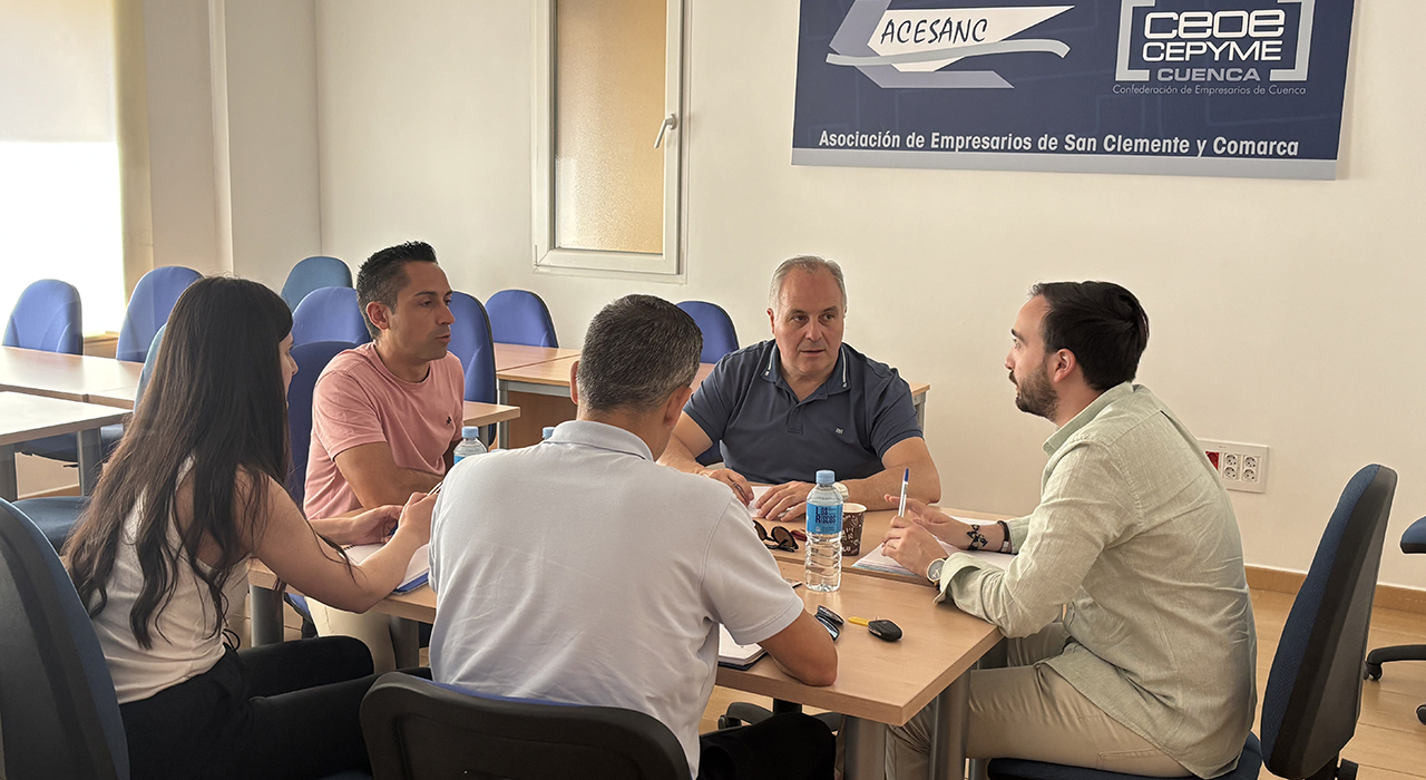 San Clemente prepara suelo industrial en el Polígono San José para atraer nuevas empresas a la comarca 1 El Ayuntamiento de San Clemente, la Asociación de Empresarios de la comarca (ACESANC) y el programa 'Invierte en Cuenca' han iniciado una estrategia conjunta para dinamizar el Polígono Industrial de San José. El objetivo de esta colaboración es catalogar los espacios disponibles para anticiparse a la demanda del mercado y ofrecer localizaciones rápidas a futuras empresas.En una reciente reunión, el alcalde del municipio, Víctor Luis Camacho, el presidente de ACESANC, Juan Manuel Patiño, y el técnico de CEOE CEPYME Cuenca, Julián Sorando, han establecido las líneas de actuación. Los representantes ya han comenzado las labores de prospección visitando distintas naves y parcelas que quedarán libres próximamente.La jornada de trabajo no solo se ha centrado en la captación de inversión foránea. Las instituciones también han aprovechado para visitar a varios emprendedores que abrirán nuevos negocios en San Clemente a corto plazo, confirmando el asesoramiento y respaldo técnico por parte de la patronal conquense.Hemeroteca
Consultando el archivo de liberaldecastilla.com, el desarrollo y ocupación del Polígono San José ha sido una constante en la agenda económica de la Mancha conquense. El proyecto 'Invierte en Cuenca', impulsado por CEOE CEPYME y patrocinado por la Diputación Provincial junto a Globalcaja y Auracar, lleva años focalizando esfuerzos en descentralizar la industria provincial. San Clemente, por su ubicación estratégica, siempre ha figurado como uno de los polos fundamentales para fijar tejido productivo y combatir el reto demográfico en la provincia.Cierre
Esta nueva alianza institucional refleja una evolución en la forma de gestionar el suelo industrial de la provincia. Las administraciones y asociaciones empresariales están pasando de un modelo pasivo a una búsqueda proactiva de oportunidades. Al tener un inventario actualizado y preparado antes de que llegue la demanda, San Clemente se posiciona con ventaja competitiva para retener tanto a grandes inversores como al talento del emprendedor local.