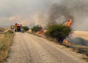 Seis bomberos de Cuenca defienden pueblos y granjas en el grave incendio forestal de Guadalajara