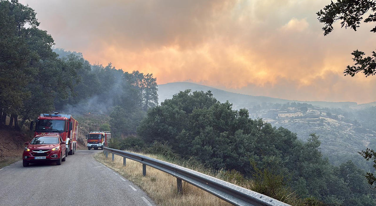 Seis bomberos de Cuenca defienden pueblos y granjas en el grave incendio forestal de Guadalajara 1 La Diputación de Cuenca ha movilizado a sus efectivos del Servicio Provincial de Prevención y Extinción de Incendios para colaborar en las labores de control del incendio forestal que afecta a la provincia de Guadalajara. El operativo, coordinado bajo el Plan INFOCAM del Gobierno de Castilla-La Mancha, ha desplazado al terreno a seis bomberos conquenses que ya se encuentran trabajando de forma directa en las zonas de Prádena de Atienza y Cañamares.La misión principal de este contingente es actuar como escudo para los bienes de la zona, centrando sus esfuerzos en la defensa de los núcleos de población, la protección de las infraestructuras básicas y la salvaguarda de las explotaciones ganaderas. Para ejecutar estas maniobras y minimizar los daños en las áreas más sensibles, el equipo se ha desplazado con maquinaria especializada:Una bomba rural pesadaUn camión nodrizaUn vehículo de mandoLa evolución de las llamas ha llevado a la dirección de la emergencia a solicitar que los bomberos conquenses mantengan su posición y continúen colaborando en la extinción. El presidente de la Diputación de Cuenca, Álvaro Martínez Chana, ha garantizado que el dispositivo permanecerá desplegado el tiempo que sea necesario y que la institución mantiene sus recursos en alerta para ofrecer más apoyo si la situación lo requiere. Martínez Chana ha puesto en valor la profesionalidad de los efectivos y ha recordado que ante este tipo de emergencias no existen fronteras, destacando que la colaboración entre administraciones es la única vía para proteger a los municipios y el patrimonio natural.Hemeroteca y antecedentes
Las consultas en el archivo de liberaldecastilla.com muestran que la participación de los bomberos de la Diputación de Cuenca en la provincia de Guadalajara responde a un protocolo de actuación que se ha ido consolidando con los años. Históricamente, las dotaciones conquenses han actuado como fuerza de apoyo vital en grandes siniestros forestales de la región, especialmente cuando el Plan INFOCAM necesita asegurar el suministro ininterrumpido de agua en zonas de difícil acceso mediante el envío de camiones nodriza. Esta asistencia interprovincial ha sido determinante en el pasado para frenar el avance del fuego antes de que alcance el perímetro urbano de las localidades afectadas.La evolución de la respuesta regional
El despliegue actual en Prádena de Atienza y Cañamares ilustra un cambio fundamental en la gestión de los incendios forestales en Castilla-La Mancha. Lo que antes se gestionaba de forma aislada por cada provincia, hoy funciona como un engranaje unificado donde los recursos pesados de Cuenca se integran de forma natural en el dispositivo de Guadalajara. Esta interoperabilidad permite a los directores de extinción disponer de maquinaria pesada y personal especializado desde los primeros momentos críticos, aportando una capacidad de resistencia clave para blindar la economía rural y la seguridad de los vecinos frente a las llamas.