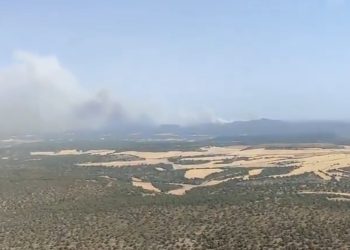 Selas amplía las evacuaciones por el incendio y mantiene cortada la N-211