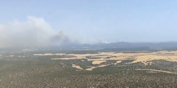 Selas amplía las evacuaciones por el incendio y mantiene cortada la N-211