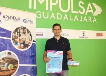 La Asociación Provincial de Empresarios de Servicios de la Actividad Física y el Deporte de Guadalajara (APEDEGU) ha puesto en marcha una nueva edición de su campaña estival para reactivar el sector durante los meses de menor afluencia. Bajo el lema "El deporte en verano tiene premio", la iniciativa busca fidelizar a los usuarios y atraer nuevos clientes a las instalaciones deportivas de la provincia en una época donde las actividades en espacios cerrados sufren una notable caída de demanda. El presidente de APEDEGU, Esteban Ramos, ha detallado que cualquier persona que contrate un servicio en los centros adheridos durante los meses de julio, agosto y septiembre de 2026 entrará automáticamente en un sorteo. En total, se repartirán 2.500 euros divididos en 50 cheques regalo de 50 euros cada uno. El sorteo de estos vales se celebrará en el mes de octubre. Los ganadores deberán canjear su premio exclusivamente en el mismo establecimiento donde depositaron la papeleta de participación, garantizando así que la inyección económica revierte de forma directa en los negocios locales. Centros deportivos participantes La campaña abarca una amplia variedad de disciplinas que van desde el fitness y el pádel hasta la hípica, el judo o el autocross. En esta edición participan 18 empresas repartidas por toda la provincia de Guadalajara: Club Agility ImpliCAN Kinesia Health & Sport Nuevo tenis y pádel Crom Sport Fitness Club Go Pádel Mad Liond Escuela de judo Aylu Fitnesslife Guadalajara Gimnasio Destroyer Haltera program RP Qualis Personal Enduro Feeling Experience Bunker Laboratorio Yeguada Álvaro Dongil Reto vertical Tribeca training studio Atribo boutique and fitness Respaldo institucional Esta acción se enmarca dentro del proyecto Impulsa Guadalajara, una plataforma de desarrollo empresarial que cuenta con el respaldo de las principales administraciones y agentes sociales de la región. Entre los promotores de la iniciativa destacan CEOE-CEPYME Guadalajara, la Diputación Provincial, el Ayuntamiento de la capital, la Junta de Comunidades de Castilla-La Mancha y los sindicatos CCOO y UGT. Evolución del sector local El archivo de Liberal de Castilla refleja cómo las iniciativas de APEDEGU se han consolidado como una herramienta de contención fundamental para la supervivencia del tejido deportivo local durante la temporada estival. Al alcanzar su quinta edición, "El deporte en verano tiene premio" demuestra la necesidad estructural que tienen los gimnasios y centros especializados de la provincia para combatir la estacionalidad. Históricamente, los meses de julio y agosto suponen un reto financiero para las pymes de este sector en Guadalajara, que ven cómo una gran parte de sus usuarios pausan las cuotas por las vacaciones o el traslado a piscinas y actividades al aire libre. La continuidad de estas campañas de Impulsa Guadalajara a lo largo de los últimos años no solo inyecta liquidez a través de los premios, sino que ha ido educando al consumidor local sobre la importancia de mantener las rutinas de salud física. Este esfuerzo sostenido está ayudando a transformar el pago del gimnasio de un gasto prescindible en verano a una inversión en bienestar durante todo el año.