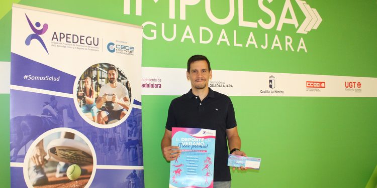 Sortean 50 cheques de 50 euros por hacer deporte este verano en 18 centros de Guadalajara 1 La Asociación Provincial de Empresarios de Servicios de la Actividad Física y el Deporte de Guadalajara (APEDEGU) ha puesto en marcha una nueva edición de su campaña estival para reactivar el sector durante los meses de menor afluencia. Bajo el lema "El deporte en verano tiene premio", la iniciativa busca fidelizar a los usuarios y atraer nuevos clientes a las instalaciones deportivas de la provincia en una época donde las actividades en espacios cerrados sufren una notable caída de demanda. El presidente de APEDEGU, Esteban Ramos, ha detallado que cualquier persona que contrate un servicio en los centros adheridos durante los meses de julio, agosto y septiembre de 2026 entrará automáticamente en un sorteo. En total, se repartirán 2.500 euros divididos en 50 cheques regalo de 50 euros cada uno. El sorteo de estos vales se celebrará en el mes de octubre. Los ganadores deberán canjear su premio exclusivamente en el mismo establecimiento donde depositaron la papeleta de participación, garantizando así que la inyección económica revierte de forma directa en los negocios locales. Centros deportivos participantes La campaña abarca una amplia variedad de disciplinas que van desde el fitness y el pádel hasta la hípica, el judo o el autocross. En esta edición participan 18 empresas repartidas por toda la provincia de Guadalajara: Club Agility ImpliCAN Kinesia Health & Sport Nuevo tenis y pádel Crom Sport Fitness Club Go Pádel Mad Liond Escuela de judo Aylu Fitnesslife Guadalajara Gimnasio Destroyer Haltera program RP Qualis Personal Enduro Feeling Experience Bunker Laboratorio Yeguada Álvaro Dongil Reto vertical Tribeca training studio Atribo boutique and fitness Respaldo institucional Esta acción se enmarca dentro del proyecto Impulsa Guadalajara, una plataforma de desarrollo empresarial que cuenta con el respaldo de las principales administraciones y agentes sociales de la región. Entre los promotores de la iniciativa destacan CEOE-CEPYME Guadalajara, la Diputación Provincial, el Ayuntamiento de la capital, la Junta de Comunidades de Castilla-La Mancha y los sindicatos CCOO y UGT. Evolución del sector local El archivo de Liberal de Castilla refleja cómo las iniciativas de APEDEGU se han consolidado como una herramienta de contención fundamental para la supervivencia del tejido deportivo local durante la temporada estival. Al alcanzar su quinta edición, "El deporte en verano tiene premio" demuestra la necesidad estructural que tienen los gimnasios y centros especializados de la provincia para combatir la estacionalidad. Históricamente, los meses de julio y agosto suponen un reto financiero para las pymes de este sector en Guadalajara, que ven cómo una gran parte de sus usuarios pausan las cuotas por las vacaciones o el traslado a piscinas y actividades al aire libre. La continuidad de estas campañas de Impulsa Guadalajara a lo largo de los últimos años no solo inyecta liquidez a través de los premios, sino que ha ido educando al consumidor local sobre la importancia de mantener las rutinas de salud física. Este esfuerzo sostenido está ayudando a transformar el pago del gimnasio de un gasto prescindible en verano a una inversión en bienestar durante todo el año.