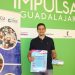 Sortean 50 cheques de 50 euros por hacer deporte este verano en 18 centros de Guadalajara 3 La Asociación Provincial de Empresarios de Servicios de la Actividad Física y el Deporte de Guadalajara (APEDEGU) ha puesto en marcha una nueva edición de su campaña estival para reactivar el sector durante los meses de menor afluencia. Bajo el lema "El deporte en verano tiene premio", la iniciativa busca fidelizar a los usuarios y atraer nuevos clientes a las instalaciones deportivas de la provincia en una época donde las actividades en espacios cerrados sufren una notable caída de demanda. El presidente de APEDEGU, Esteban Ramos, ha detallado que cualquier persona que contrate un servicio en los centros adheridos durante los meses de julio, agosto y septiembre de 2026 entrará automáticamente en un sorteo. En total, se repartirán 2.500 euros divididos en 50 cheques regalo de 50 euros cada uno. El sorteo de estos vales se celebrará en el mes de octubre. Los ganadores deberán canjear su premio exclusivamente en el mismo establecimiento donde depositaron la papeleta de participación, garantizando así que la inyección económica revierte de forma directa en los negocios locales. Centros deportivos participantes La campaña abarca una amplia variedad de disciplinas que van desde el fitness y el pádel hasta la hípica, el judo o el autocross. En esta edición participan 18 empresas repartidas por toda la provincia de Guadalajara: Club Agility ImpliCAN Kinesia Health & Sport Nuevo tenis y pádel Crom Sport Fitness Club Go Pádel Mad Liond Escuela de judo Aylu Fitnesslife Guadalajara Gimnasio Destroyer Haltera program RP Qualis Personal Enduro Feeling Experience Bunker Laboratorio Yeguada Álvaro Dongil Reto vertical Tribeca training studio Atribo boutique and fitness Respaldo institucional Esta acción se enmarca dentro del proyecto Impulsa Guadalajara, una plataforma de desarrollo empresarial que cuenta con el respaldo de las principales administraciones y agentes sociales de la región. Entre los promotores de la iniciativa destacan CEOE-CEPYME Guadalajara, la Diputación Provincial, el Ayuntamiento de la capital, la Junta de Comunidades de Castilla-La Mancha y los sindicatos CCOO y UGT. Evolución del sector local El archivo de Liberal de Castilla refleja cómo las iniciativas de APEDEGU se han consolidado como una herramienta de contención fundamental para la supervivencia del tejido deportivo local durante la temporada estival. Al alcanzar su quinta edición, "El deporte en verano tiene premio" demuestra la necesidad estructural que tienen los gimnasios y centros especializados de la provincia para combatir la estacionalidad. Históricamente, los meses de julio y agosto suponen un reto financiero para las pymes de este sector en Guadalajara, que ven cómo una gran parte de sus usuarios pausan las cuotas por las vacaciones o el traslado a piscinas y actividades al aire libre. La continuidad de estas campañas de Impulsa Guadalajara a lo largo de los últimos años no solo inyecta liquidez a través de los premios, sino que ha ido educando al consumidor local sobre la importancia de mantener las rutinas de salud física. Este esfuerzo sostenido está ayudando a transformar el pago del gimnasio de un gasto prescindible en verano a una inversión en bienestar durante todo el año.