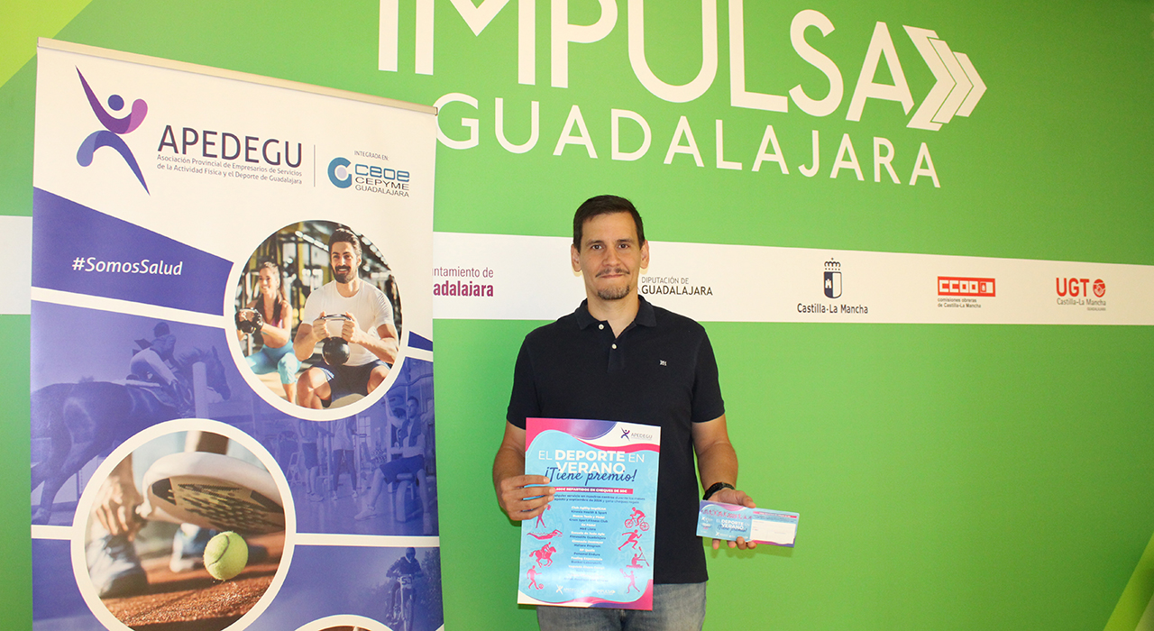 Sortean 50 cheques de 50 euros por hacer deporte este verano en 18 centros de Guadalajara 2 La Asociación Provincial de Empresarios de Servicios de la Actividad Física y el Deporte de Guadalajara (APEDEGU) ha puesto en marcha una nueva edición de su campaña estival para reactivar el sector durante los meses de menor afluencia. Bajo el lema "El deporte en verano tiene premio", la iniciativa busca fidelizar a los usuarios y atraer nuevos clientes a las instalaciones deportivas de la provincia en una época donde las actividades en espacios cerrados sufren una notable caída de demanda.El presidente de APEDEGU, Esteban Ramos, ha detallado que cualquier persona que contrate un servicio en los centros adheridos durante los meses de julio, agosto y septiembre de 2026 entrará automáticamente en un sorteo. En total, se repartirán 2.500 euros divididos en 50 cheques regalo de 50 euros cada uno.El sorteo de estos vales se celebrará en el mes de octubre. Los ganadores deberán canjear su premio exclusivamente en el mismo establecimiento donde depositaron la papeleta de participación, garantizando así que la inyección económica revierte de forma directa en los negocios locales.Centros deportivos participantes
La campaña abarca una amplia variedad de disciplinas que van desde el fitness y el pádel hasta la hípica, el judo o el autocross. En esta edición participan 18 empresas repartidas por toda la provincia de Guadalajara:Club Agility ImpliCANKinesia Health & SportNuevo tenis y pádelCrom Sport Fitness ClubGo PádelMad LiondEscuela de judo AyluFitnesslife GuadalajaraGimnasio DestroyerHaltera programRP QualisPersonal EnduroFeeling ExperienceBunker LaboratorioYeguada Álvaro DongilReto verticalTribeca training studioAtribo boutique and fitnessRespaldo institucional
Esta acción se enmarca dentro del proyecto Impulsa Guadalajara, una plataforma de desarrollo empresarial que cuenta con el respaldo de las principales administraciones y agentes sociales de la región. Entre los promotores de la iniciativa destacan CEOE-CEPYME Guadalajara, la Diputación Provincial, el Ayuntamiento de la capital, la Junta de Comunidades de Castilla-La Mancha y los sindicatos CCOO y UGT.Evolución del sector local
El archivo de Liberal de Castilla refleja cómo las iniciativas de APEDEGU se han consolidado como una herramienta de contención fundamental para la supervivencia del tejido deportivo local durante la temporada estival. Al alcanzar su quinta edición, "El deporte en verano tiene premio" demuestra la necesidad estructural que tienen los gimnasios y centros especializados de la provincia para combatir la estacionalidad.Históricamente, los meses de julio y agosto suponen un reto financiero para las pymes de este sector en Guadalajara, que ven cómo una gran parte de sus usuarios pausan las cuotas por las vacaciones o el traslado a piscinas y actividades al aire libre. La continuidad de estas campañas de Impulsa Guadalajara a lo largo de los últimos años no solo inyecta liquidez a través de los premios, sino que ha ido educando al consumidor local sobre la importancia de mantener las rutinas de salud física. Este esfuerzo sostenido está ayudando a transformar el pago del gimnasio de un gasto prescindible en verano a una inversión en bienestar durante todo el año.
