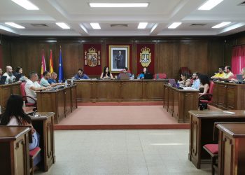 Tensión laboral en Azuqueca: el alcalde expulsa del pleno a la representante sindical por negar con el dedo