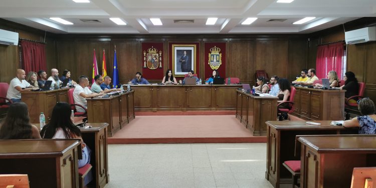 Tensión laboral en Azuqueca: el alcalde expulsa del pleno a la representante sindical por negar con el dedo 1 Tensión laboral en Azuqueca el alcalde expulsa del pleno a la representante sindical por negar con el dedo