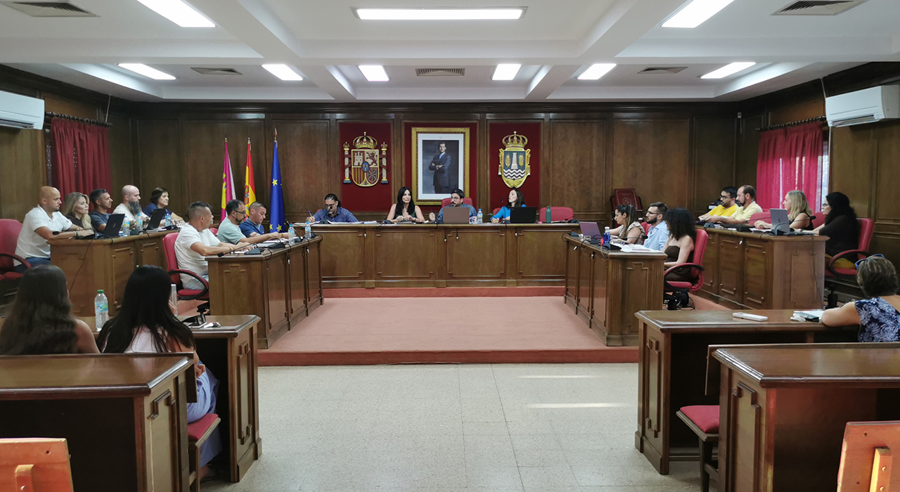 Tensión laboral en Azuqueca: el alcalde expulsa del pleno a la representante sindical por negar con el dedo 2 Tensión laboral en Azuqueca el alcalde expulsa del pleno a la representante sindical por negar con el dedo