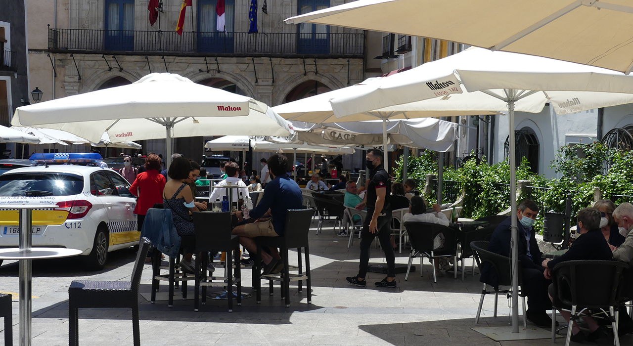 La hostelería de Cuenca avisa del impacto en terrazas y turismo por la ley que quiere prohibir fumar 1 Terraza