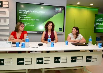 ¿Es el coche eléctrico aún una utopía? ¿se le puede dar al plástico una segunda vida? ¿el hidrógeno verde es tan bueno como lo pintan? ¿dónde se producen los diferentes tipos de energía que existen? Son algunas de las preguntas a las que ha dado respuesta el quinto y último curso de verano de UNED Guadalajara, celebrado en el Centro San José entre el 13 y el 15 de julio. Bajo el título ‘Energía hoy: reto, crisis y futuro’, una decena de expertos, la mayoría del ámbito de la ingeniería industrial, han reflexionado desde una perspectiva global, actualizada y critica, el presente y los retos del sistema energético mundial, con especial atención al caso de España, analizando las principales tecnologías, infraestructuras y transformaciones que marcarán los próximos años, en un contexto sostenible. “Hemos querido combinar análisis técnico, económico y regulatorio, ofreciendo además claves para interpretar los desafíos de la transición energética hacia un modelo más eficiente”, afirma la directora del curso, Mercedes Ibarra, Doctora con más de 10 años de experiencia en investigación e innovación en ingeniería energética y ambiental y Profesora Permanente Laboral en el Departamento de Ingeniería Energética. ETSII UNED. Más energía pero más sostenible La energía eléctrica no existe y hay que generarla a partir de las fuentes de energía naturales. El sol, el agua, el viento… conforman una valiosa materia prima que, transformada, permite que hoy se pueda encender una luz o que se desarrolle la industria. Bajo esa premisa, el mix energético que vive España, donde en diferentes porcentajes se genera energía solar pero también hidroeléctrica, eólica y nuclear, se percibe como una buena situación que indica que se camina por la senda correcta hacia el objetivo principal: la descarbonización y la reducción de la huella de CO2. Este curso ha permitido entender que en todo este proceso, existen alternativas energéticas, diferentes combustibles y diversos centros de producción, pero también que el mercado, la competencia, el marco regulatorio, la seguridad o el almacenamiento energético son agentes que intervienen y definen un sector que se mueve entre energías renovables y no renovables, ‘fabricadas’ en diferentes centros de producción. Además de conocer cómo funciona la red de distribución eléctrica -desde los grandes sistemas a las redes activas y las microrredes- este ciclo sobre energía ha ayudado a comprender también los desafíos actuales a los que se enfrenta el sector para garantizar el desarrollo del sistema: la saturación de la red, la vida útil de las baterías y el reciclaje. Biocombustibles y renovables Asimismo, se ha profundizado en las diferentes formas de energía renovable que existen -desde los parques eólicos hasta las plantas de biomasa- y nuevas alternativas energéticas como el hidrógeno verde, analizando sus diferentes colores, sus aplicaciones en el transporte y la industria y las luces y sombras que se derivan de su coste elevado. En paralelo, se ha examinado el papel de los biocombustibles avanzados, desde sus primeras generaciones hasta los desarrollos más recientes, en el contexto de las políticas de descarbonización impulsadas por la Unión Europea. También se ha reflexionado sobre el desarrollo del vehículo eléctrico, con especial atención a sus retos actuales, que pasan por la recarga, los aspectos regulatorios y las limitaciones actuales del sistema. Finalmente, se ha analizado la relación entre industria y energía, poniendo de relieve la eficiencia energética y la electrificación y cómo las limitaciones en el suministro energético están condicionando inversiones estratégicas y obligando a replantear el posicionamiento industrial. Con este curso de verano sobre energía finaliza la 20ª edición de los Cursos de Verano de UNED Guadalajara. La directora del Centro Asociado, Lorena Jiménez Nuño, subraya la "oferta variada, de calidad y rigor académico" de este año, que pone de manifiesto que "nuestros cursos de verano son espacios para el aprendizaje y para compartir conocimiento con magníficos ponentes".