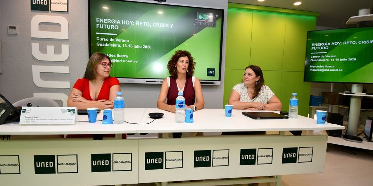 UNED Guadalajara despide sus cursos de verano con una radiografía práctica de la transición energética 1 ¿Es el coche eléctrico aún una utopía? ¿se le puede dar al plástico una segunda vida? ¿el hidrógeno verde es tan bueno como lo pintan? ¿dónde se producen los diferentes tipos de energía que existen? Son algunas de las preguntas a las que ha dado respuesta el quinto y último curso de verano de UNED Guadalajara, celebrado en el Centro San José entre el 13 y el 15 de julio. Bajo el título ‘Energía hoy: reto, crisis y futuro’, una decena de expertos, la mayoría del ámbito de la ingeniería industrial, han reflexionado desde una perspectiva global, actualizada y critica, el presente y los retos del sistema energético mundial, con especial atención al caso de España, analizando las principales tecnologías, infraestructuras y transformaciones que marcarán los próximos años, en un contexto sostenible. “Hemos querido combinar análisis técnico, económico y regulatorio, ofreciendo además claves para interpretar los desafíos de la transición energética hacia un modelo más eficiente”, afirma la directora del curso, Mercedes Ibarra, Doctora con más de 10 años de experiencia en investigación e innovación en ingeniería energética y ambiental y Profesora Permanente Laboral en el Departamento de Ingeniería Energética. ETSII UNED. Más energía pero más sostenible La energía eléctrica no existe y hay que generarla a partir de las fuentes de energía naturales. El sol, el agua, el viento… conforman una valiosa materia prima que, transformada, permite que hoy se pueda encender una luz o que se desarrolle la industria. Bajo esa premisa, el mix energético que vive España, donde en diferentes porcentajes se genera energía solar pero también hidroeléctrica, eólica y nuclear, se percibe como una buena situación que indica que se camina por la senda correcta hacia el objetivo principal: la descarbonización y la reducción de la huella de CO2. Este curso ha permitido entender que en todo este proceso, existen alternativas energéticas, diferentes combustibles y diversos centros de producción, pero también que el mercado, la competencia, el marco regulatorio, la seguridad o el almacenamiento energético son agentes que intervienen y definen un sector que se mueve entre energías renovables y no renovables, ‘fabricadas’ en diferentes centros de producción. Además de conocer cómo funciona la red de distribución eléctrica -desde los grandes sistemas a las redes activas y las microrredes- este ciclo sobre energía ha ayudado a comprender también los desafíos actuales a los que se enfrenta el sector para garantizar el desarrollo del sistema: la saturación de la red, la vida útil de las baterías y el reciclaje. Biocombustibles y renovables Asimismo, se ha profundizado en las diferentes formas de energía renovable que existen -desde los parques eólicos hasta las plantas de biomasa- y nuevas alternativas energéticas como el hidrógeno verde, analizando sus diferentes colores, sus aplicaciones en el transporte y la industria y las luces y sombras que se derivan de su coste elevado. En paralelo, se ha examinado el papel de los biocombustibles avanzados, desde sus primeras generaciones hasta los desarrollos más recientes, en el contexto de las políticas de descarbonización impulsadas por la Unión Europea. También se ha reflexionado sobre el desarrollo del vehículo eléctrico, con especial atención a sus retos actuales, que pasan por la recarga, los aspectos regulatorios y las limitaciones actuales del sistema. Finalmente, se ha analizado la relación entre industria y energía, poniendo de relieve la eficiencia energética y la electrificación y cómo las limitaciones en el suministro energético están condicionando inversiones estratégicas y obligando a replantear el posicionamiento industrial. Con este curso de verano sobre energía finaliza la 20ª edición de los Cursos de Verano de UNED Guadalajara. La directora del Centro Asociado, Lorena Jiménez Nuño, subraya la "oferta variada, de calidad y rigor académico" de este año, que pone de manifiesto que "nuestros cursos de verano son espacios para el aprendizaje y para compartir conocimiento con magníficos ponentes".