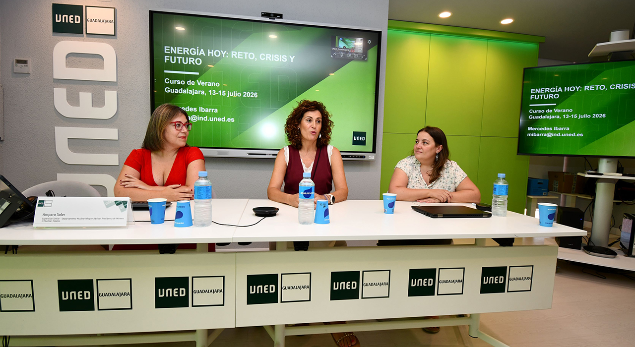 UNED Guadalajara despide sus cursos de verano con una radiografía práctica de la transición energética 2 ¿Es el coche eléctrico aún una utopía? ¿se le puede dar al plástico una segunda vida? ¿el hidrógeno verde es tan bueno como lo pintan? ¿dónde se producen los diferentes tipos de energía que existen? Son algunas de las preguntas a las que ha dado respuesta el quinto y último curso de verano de UNED Guadalajara, celebrado en el Centro San José entre el 13 y el 15 de julio.
Bajo el título ‘Energía hoy: reto, crisis y futuro’, una decena de expertos, la mayoría del ámbito de la ingeniería industrial, han reflexionado desde una perspectiva global, actualizada y critica, el presente y los retos del sistema energético mundial, con especial atención al caso de España, analizando las principales tecnologías, infraestructuras y transformaciones que marcarán los próximos años, en un contexto sostenible.
“Hemos querido combinar análisis técnico, económico y regulatorio, ofreciendo además claves para interpretar los desafíos de la transición energética hacia un modelo más eficiente”, afirma la directora del curso, Mercedes Ibarra, Doctora con más de 10 años de experiencia en investigación e innovación en ingeniería energética y ambiental y Profesora Permanente Laboral en el Departamento de Ingeniería Energética. ETSII UNED.
Más energía pero más sostenible
La energía eléctrica no existe y hay que generarla a partir de las fuentes de energía naturales. El sol, el agua, el viento… conforman una valiosa materia prima que, transformada, permite que hoy se pueda encender una luz o que se desarrolle la industria.
Bajo esa premisa, el mix energético que vive España, donde en diferentes porcentajes se genera energía solar pero también hidroeléctrica, eólica y nuclear, se percibe como una buena situación que indica que se camina por la senda correcta hacia el objetivo principal: la descarbonización y la reducción de la huella de CO2. Este curso ha permitido entender que en todo este proceso, existen alternativas energéticas, diferentes combustibles y diversos centros de producción, pero también que el mercado, la competencia, el marco regulatorio, la seguridad o el almacenamiento energético son agentes que intervienen y definen un sector que se mueve entre energías renovables y no renovables, ‘fabricadas’ en diferentes centros de producción.
Además de conocer cómo funciona la red de distribución eléctrica -desde los grandes sistemas a las redes activas y las microrredes- este ciclo sobre energía ha ayudado a comprender también los desafíos actuales a los que se enfrenta el sector para garantizar el desarrollo del sistema: la saturación de la red, la vida útil de las baterías y el reciclaje.
Biocombustibles y renovables
Asimismo, se ha profundizado en las diferentes formas de energía renovable que existen -desde los parques eólicos hasta las plantas de biomasa- y nuevas alternativas energéticas como el hidrógeno verde, analizando sus diferentes colores, sus aplicaciones en el transporte y la industria y las luces y sombras que se derivan de su coste elevado.
En paralelo, se ha examinado el papel de los biocombustibles avanzados, desde sus primeras generaciones hasta los desarrollos más recientes, en el contexto de las políticas de descarbonización impulsadas por la Unión Europea. También se ha reflexionado sobre el desarrollo del vehículo eléctrico, con especial atención a sus retos actuales, que pasan por la recarga, los aspectos regulatorios y las limitaciones actuales del sistema.
Finalmente, se ha analizado la relación entre industria y energía, poniendo de relieve la eficiencia energética y la electrificación y cómo las limitaciones en el suministro energético están condicionando inversiones estratégicas y obligando a replantear el posicionamiento industrial.
Con este curso de verano sobre energía finaliza la 20ª edición de los Cursos de Verano de UNED Guadalajara. La directora del Centro Asociado, Lorena Jiménez Nuño, subraya la "oferta variada, de calidad y rigor académico" de este año, que pone de manifiesto que "nuestros cursos de verano son espacios para el aprendizaje y para compartir conocimiento con magníficos ponentes".