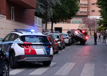 Un coche choca contra dos vehículos aparcados en la calle Pío Baroja de Cuenca y obliga a intervenir a los bomberos