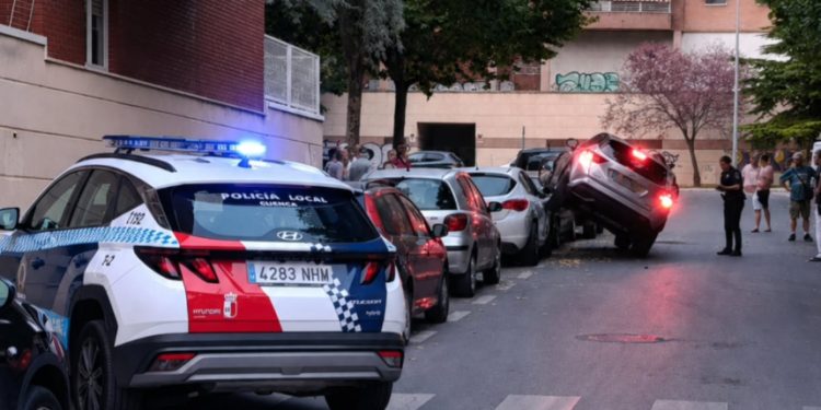 Un coche choca contra dos vehículos aparcados en la calle Pío Baroja de Cuenca y obliga a intervenir a los bomberos Un coche choca contra dos vehículos aparcados en la calle Pío Baroja de Cuenca y obliga a intervenir a los bomberos