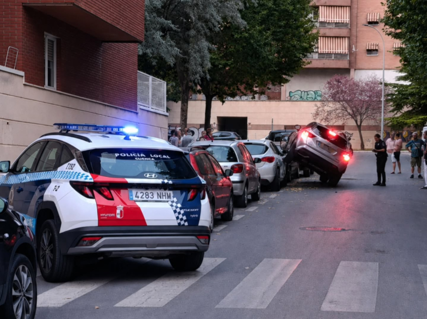 Un coche choca contra dos vehículos aparcados en la calle Pío Baroja de Cuenca y obliga a intervenir a los bomberos 1 Un coche choca contra dos vehículos aparcados en la calle Pío Baroja de Cuenca y obliga a intervenir a los bomberos